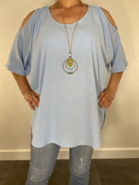 Top met open schouders+ ketting licht blauw