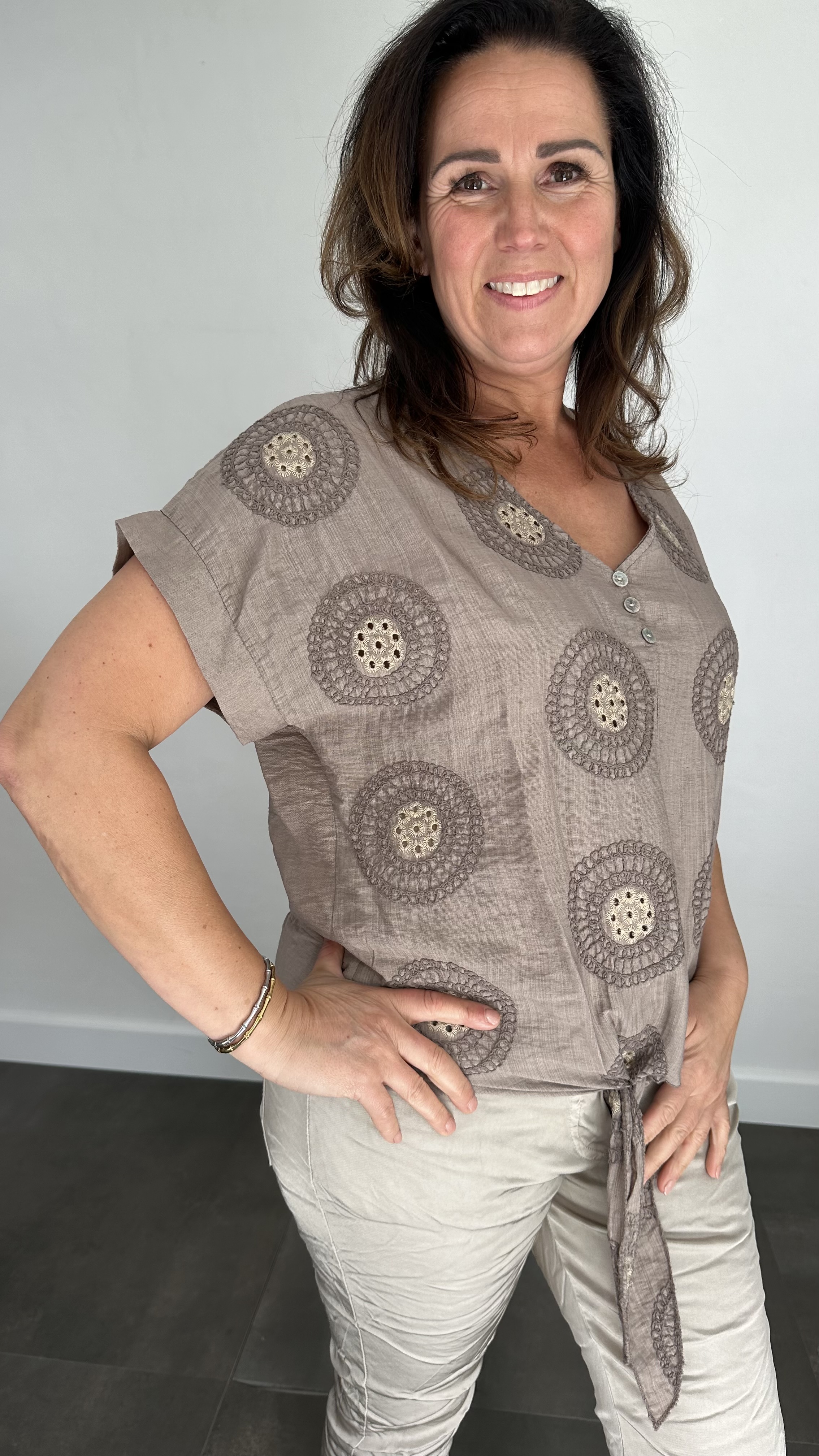 Top met knoop geborduurd taupe