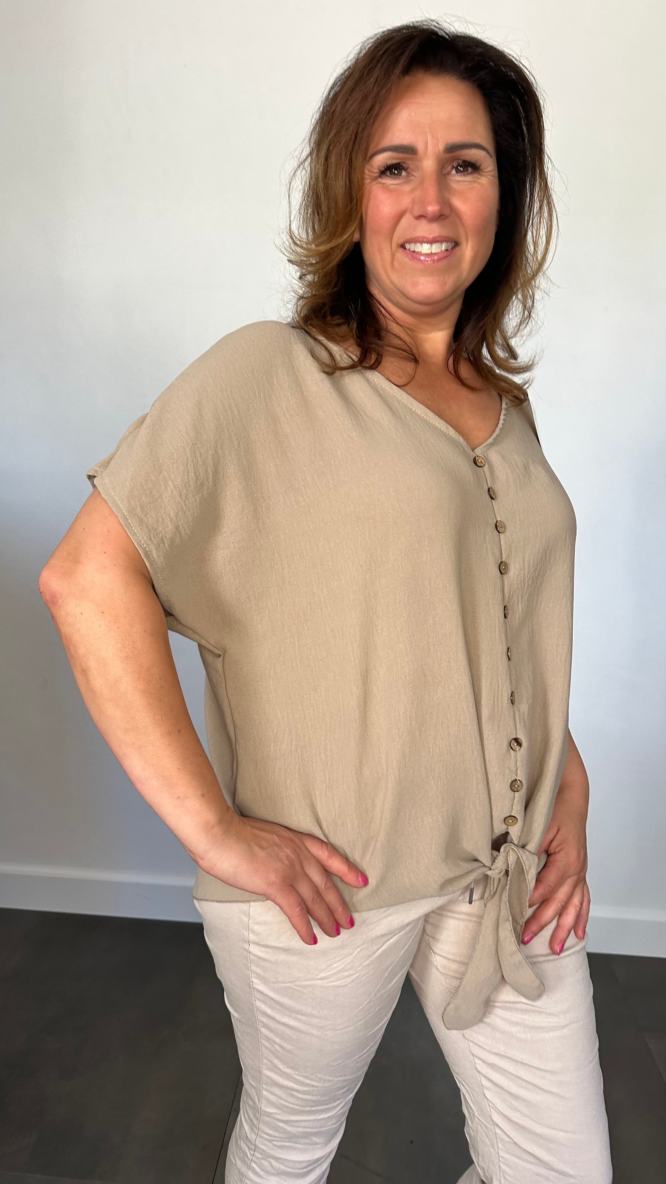 Crepe shirt met knoop zand