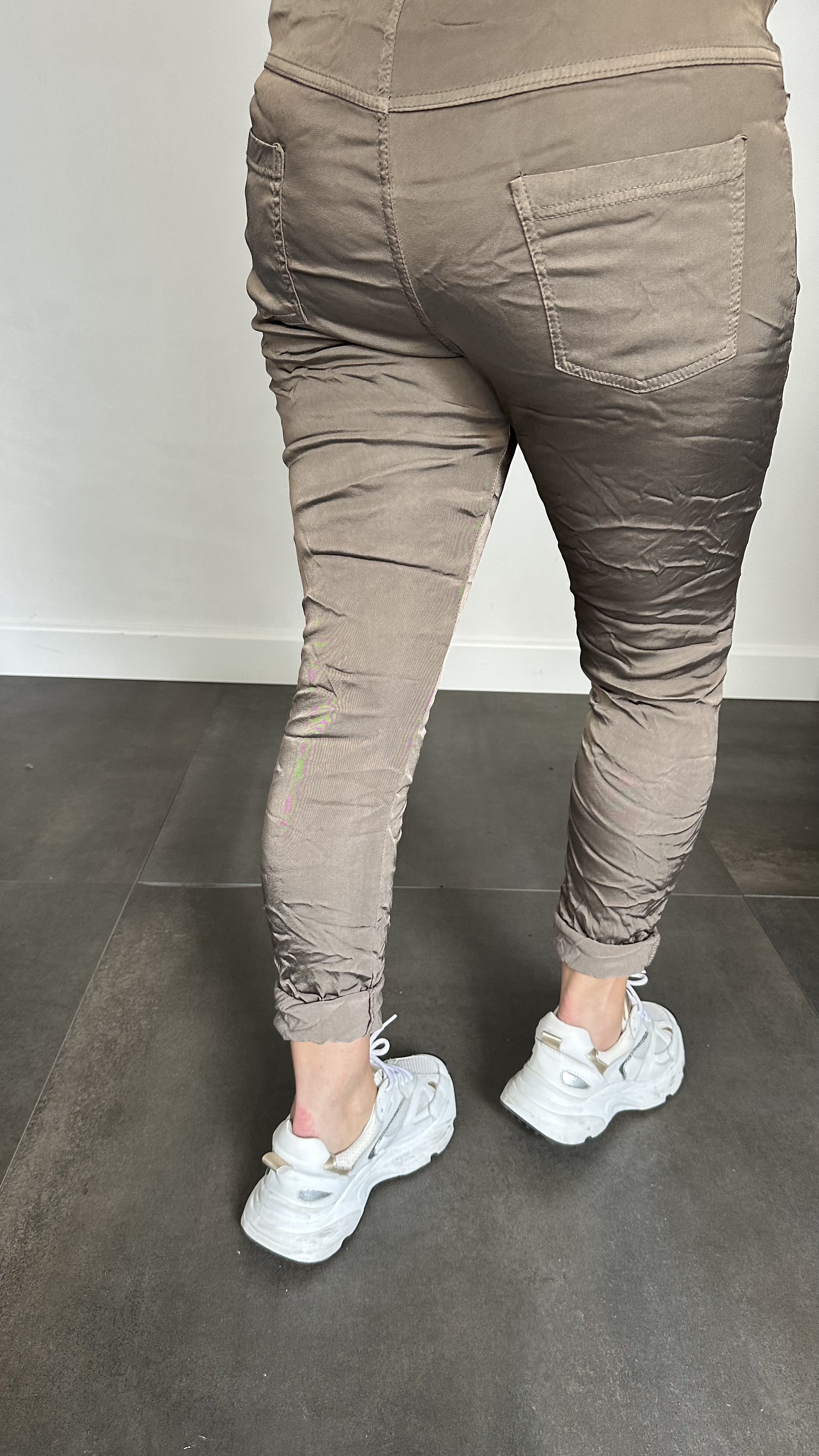 Joggjeans met glans  taupe