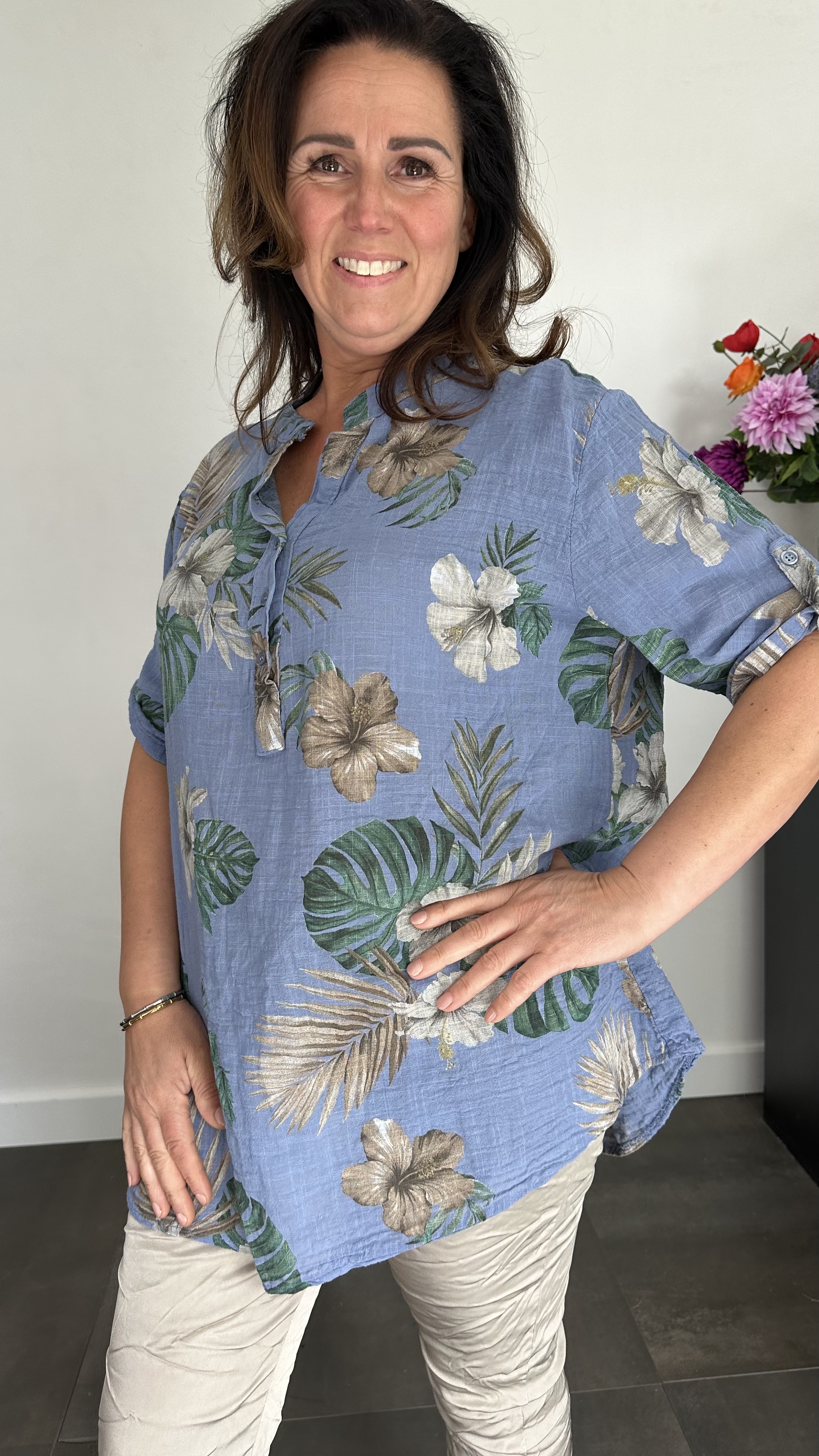Linnenlook blouse hibiscus jeans blauw