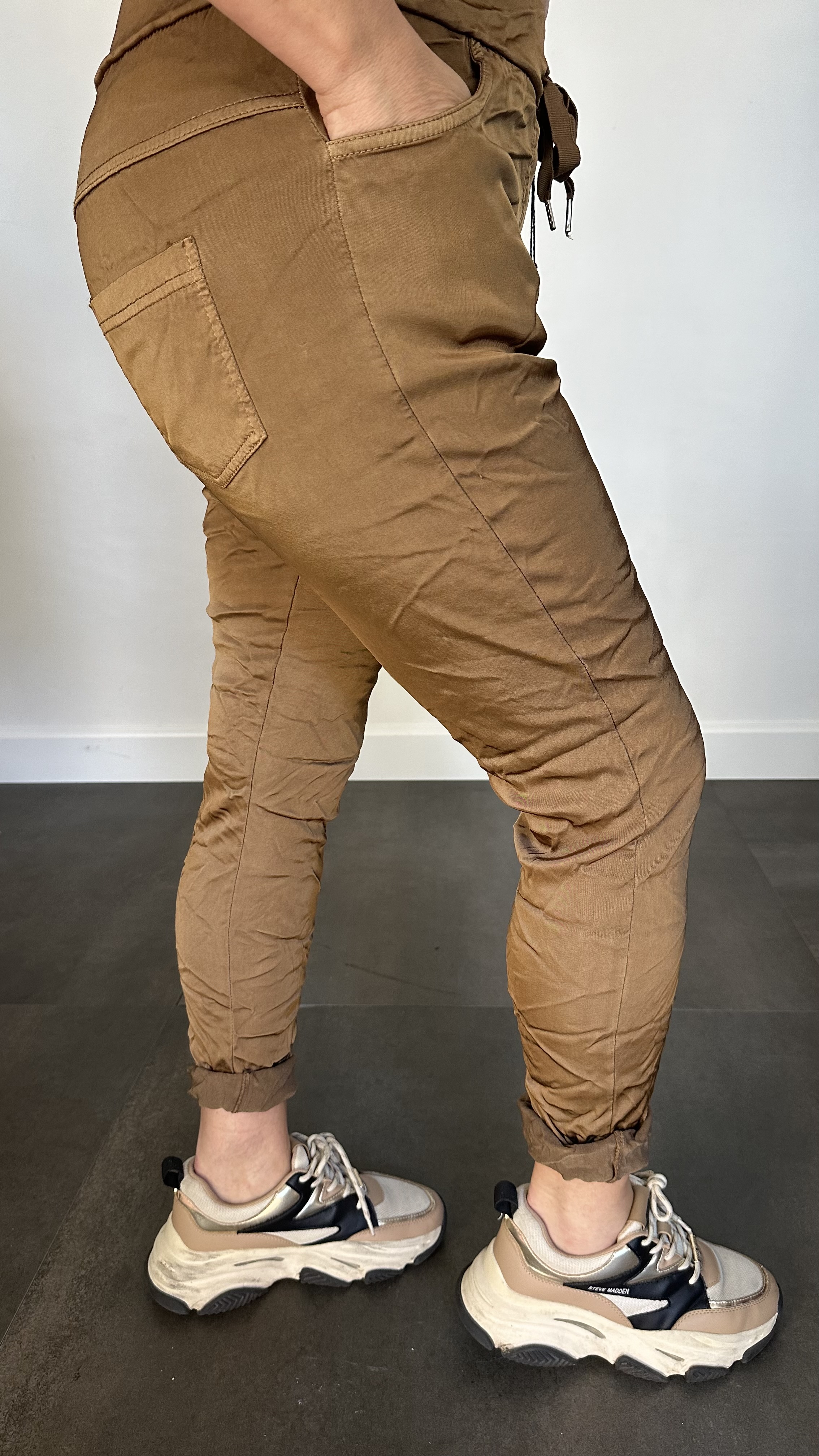 Joggjeans met glans cognac