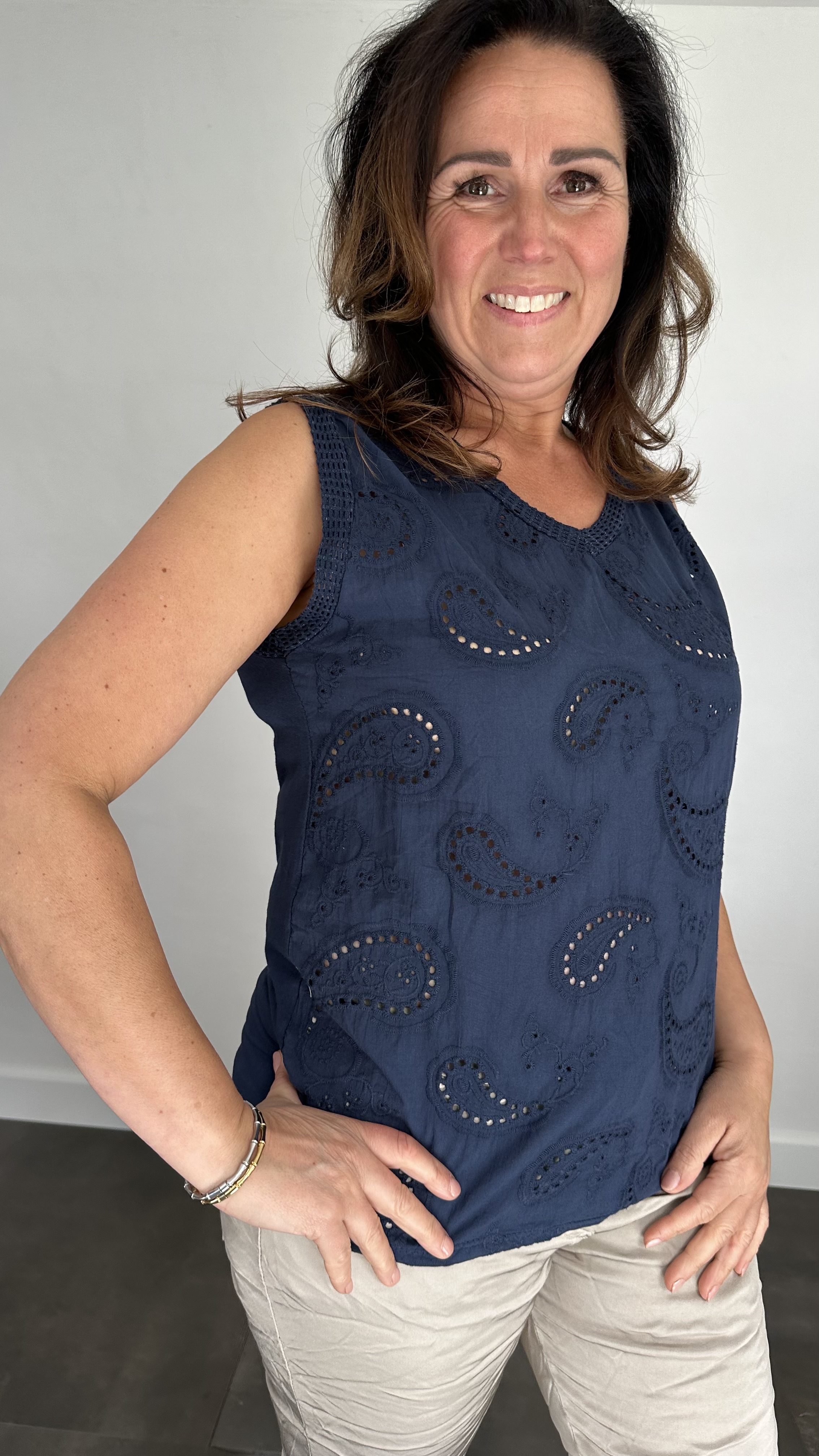Mouwloze top broderie marine