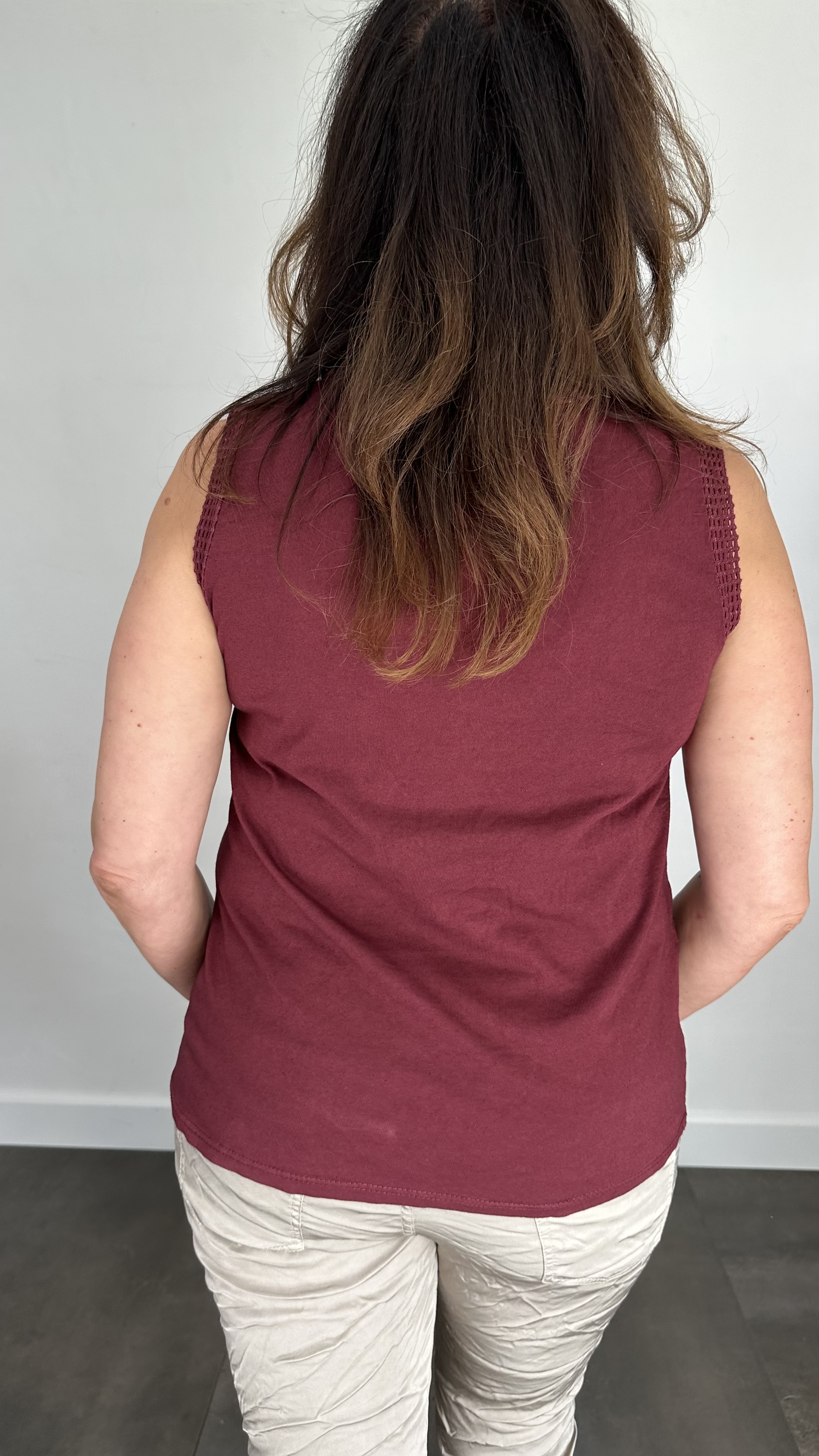 Mouwloze top broderie bordeaux