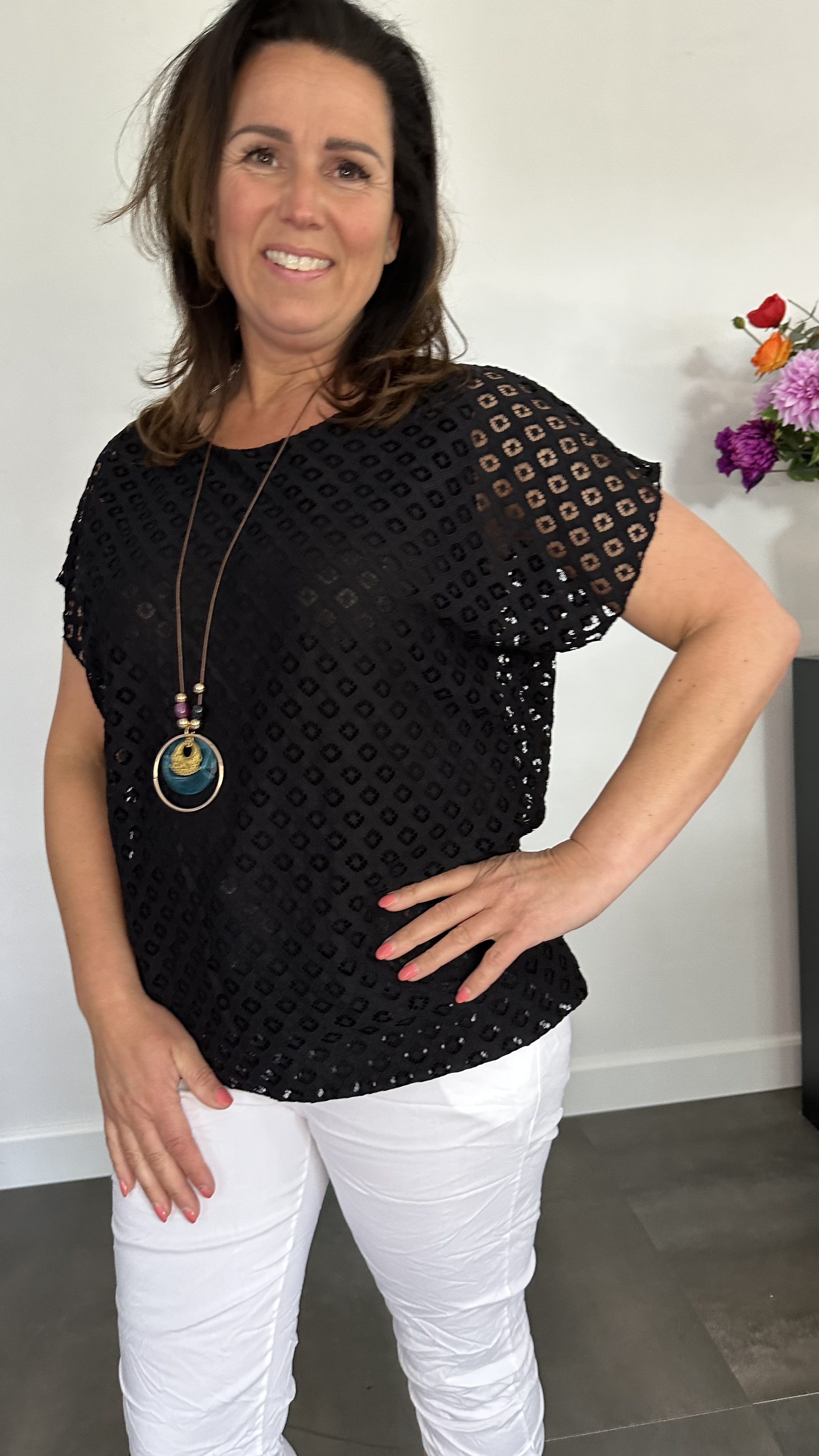 Shirt Joann met ketting zwart