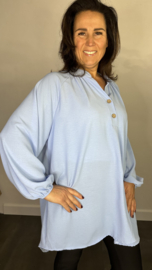 Tuniek met knoopjes crepe +SIZE ijsblauw