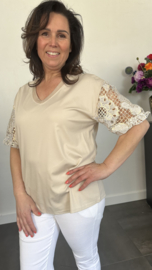 Shirt goldy met kanten pofmouw zand