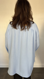 Blouse Tamara met ruche en strik +SIZE ijsblauw