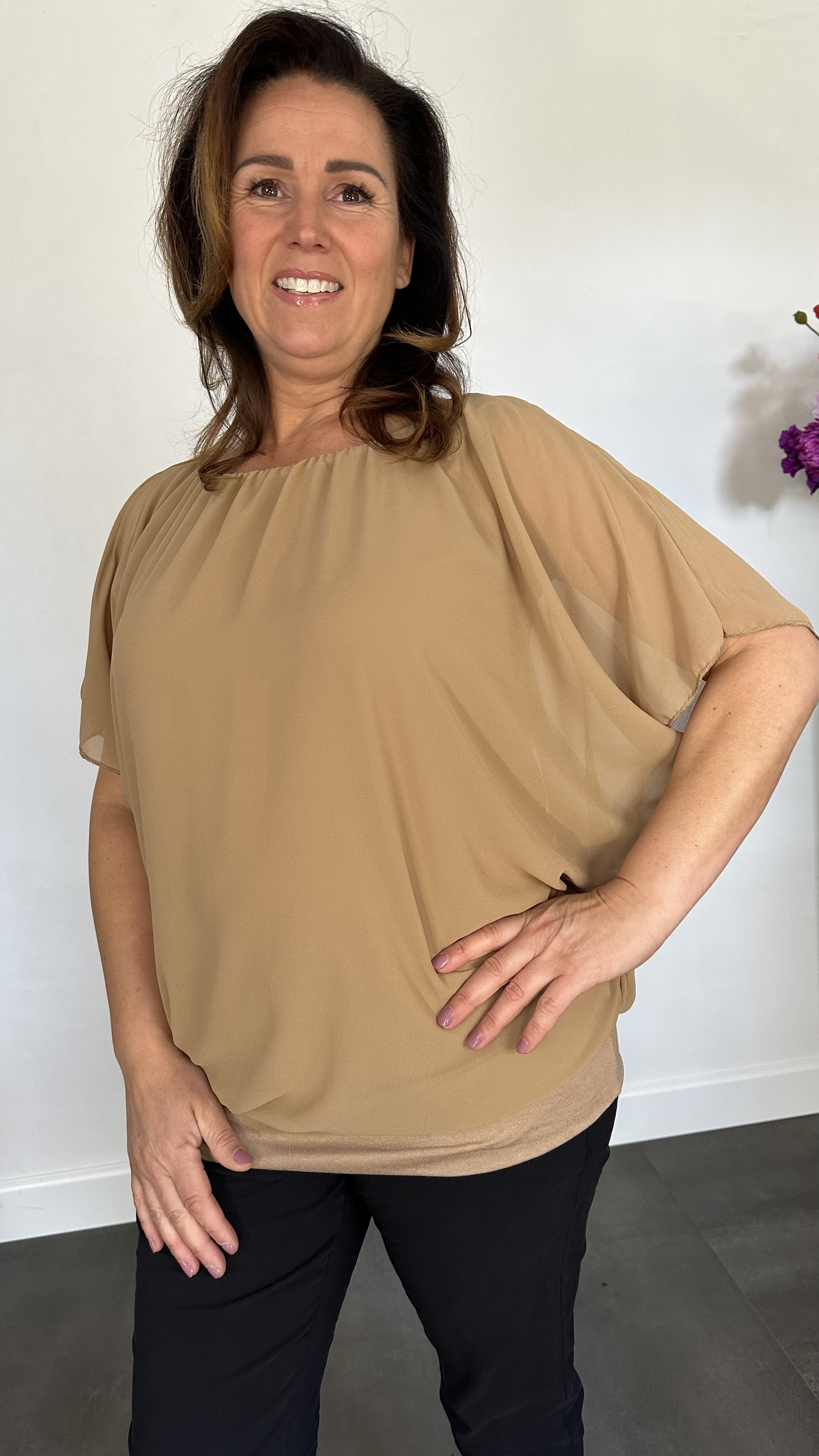 Blouse met boord korte mouw +SIZE camel