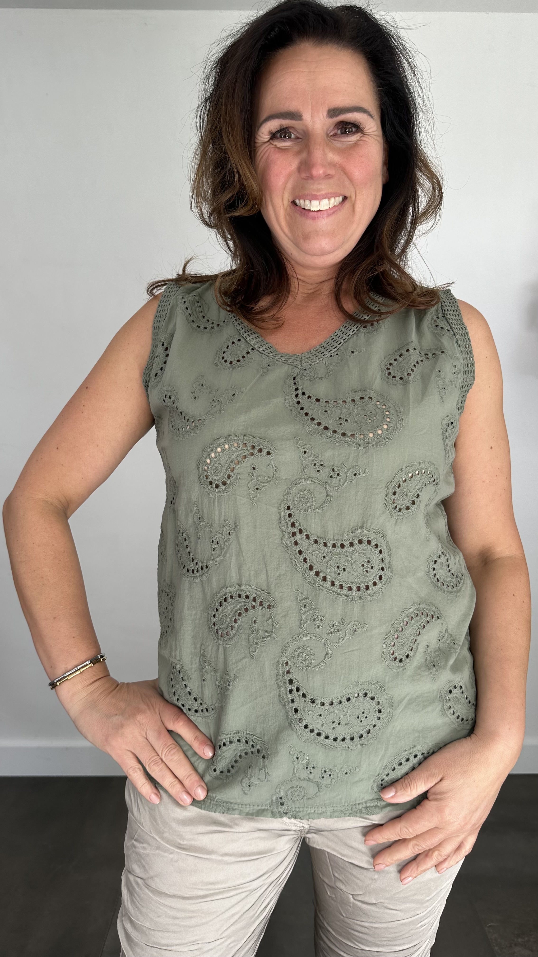 Mouwloze top broderie army
