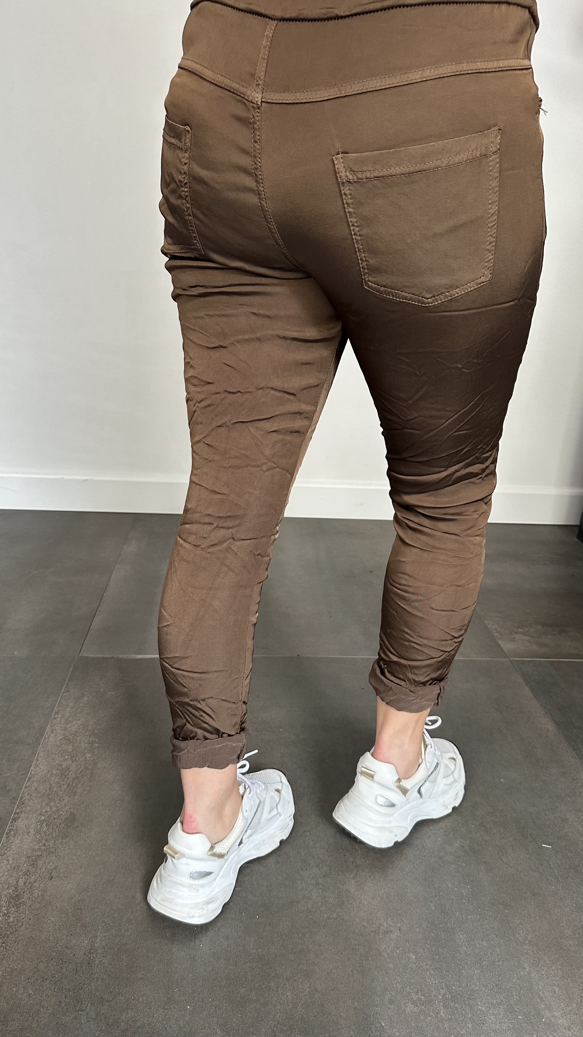 Joggjeans met glans donker bruin