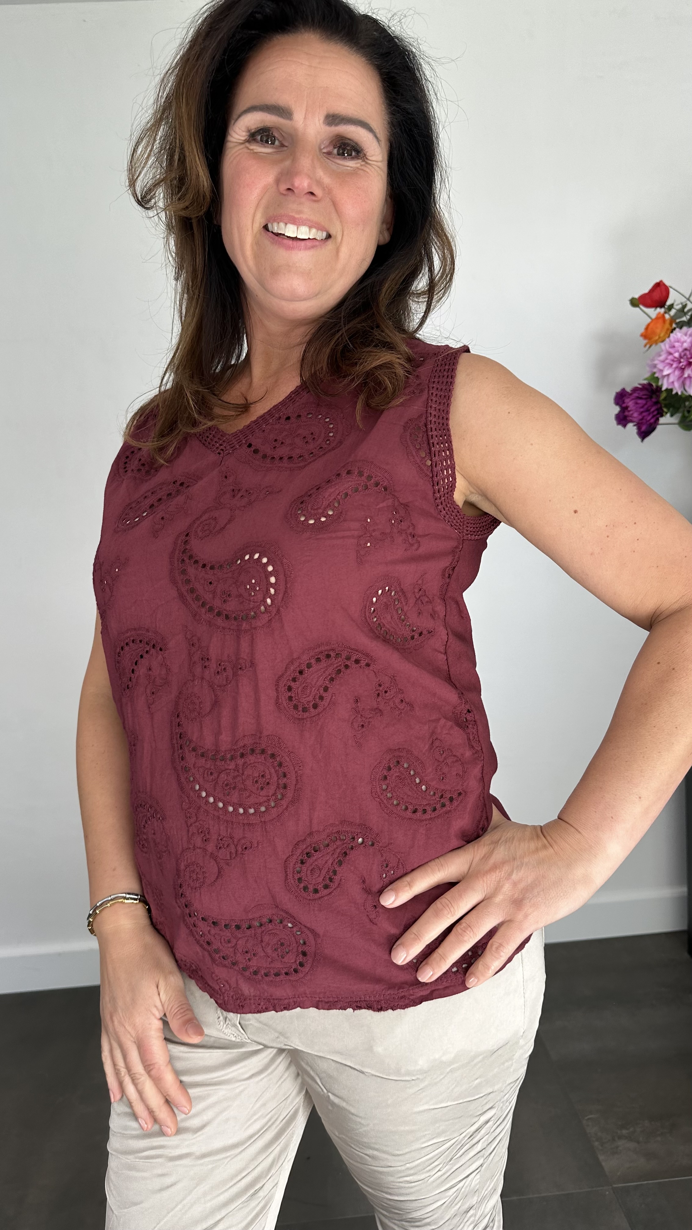Mouwloze top broderie bordeaux