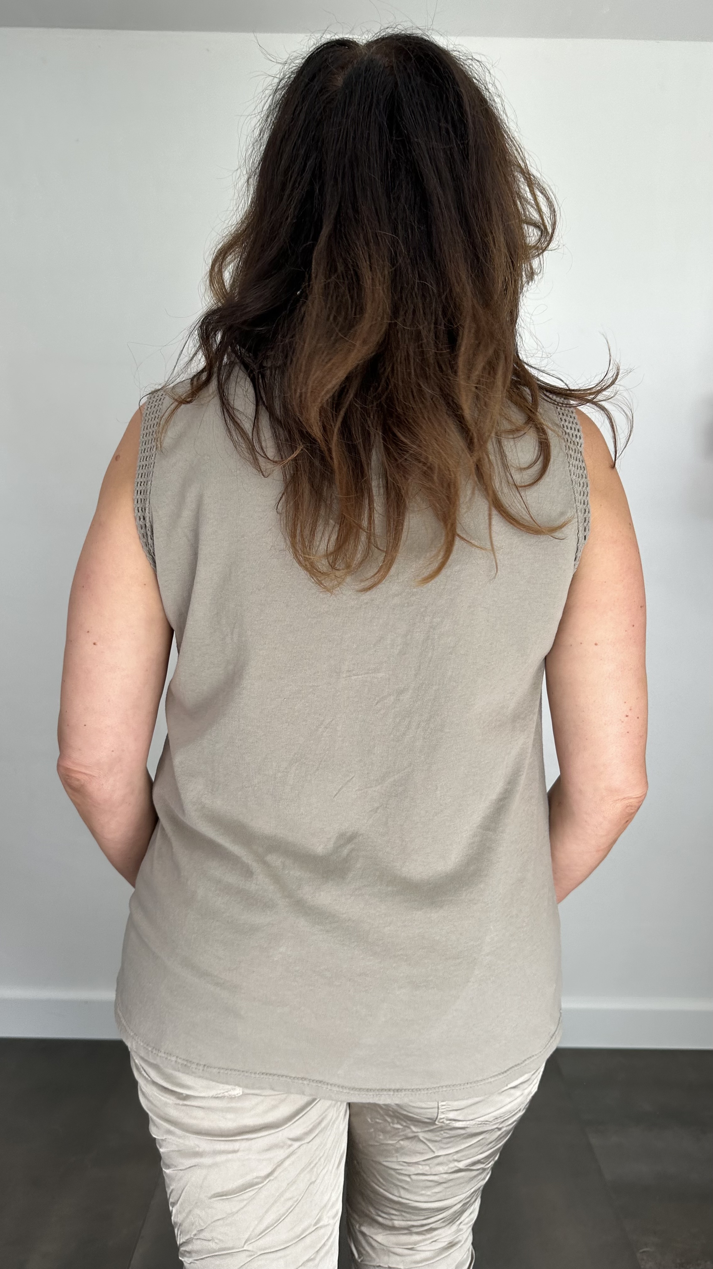 Mouwloze top broderie taupe