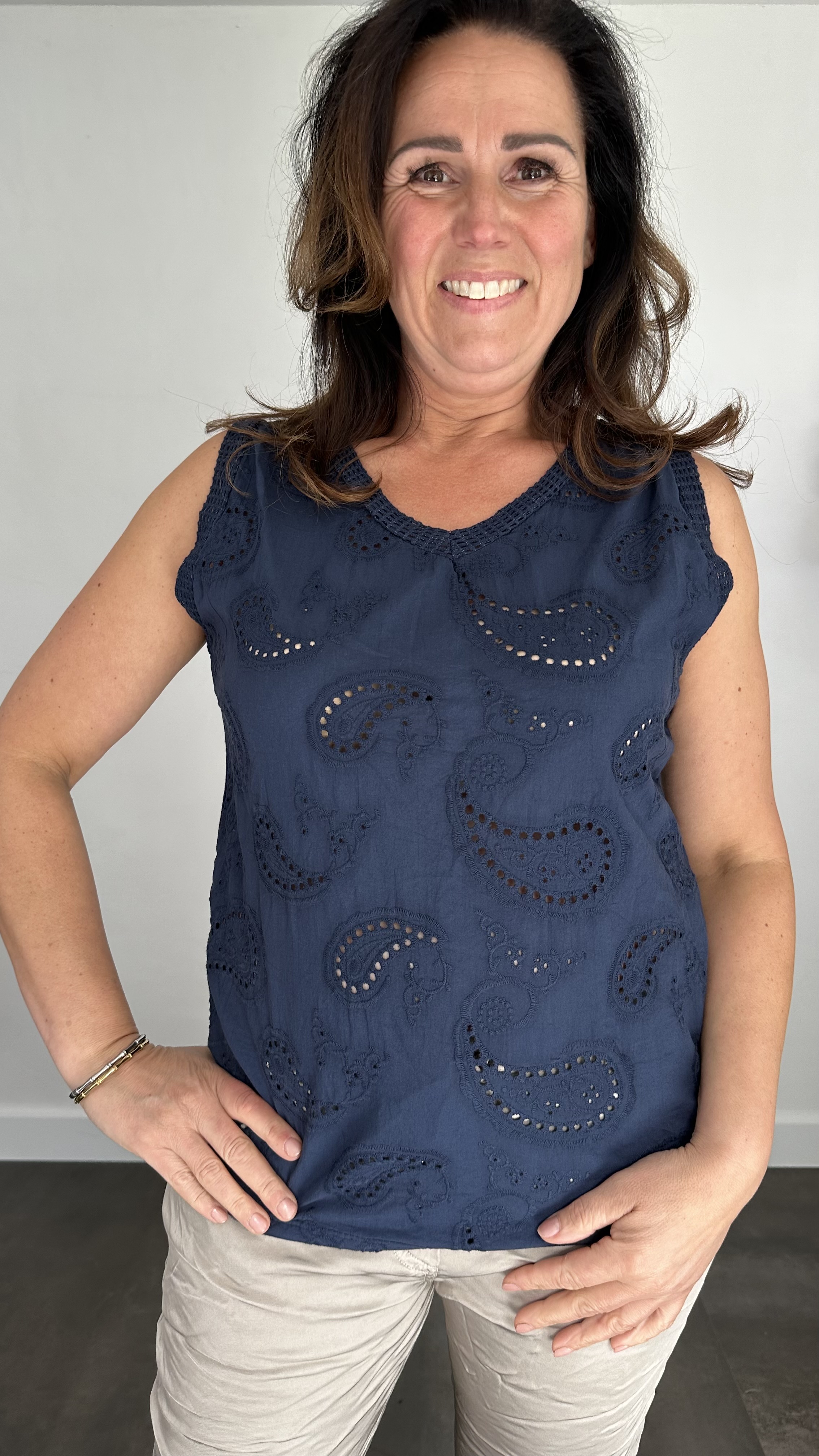 Mouwloze top broderie marine