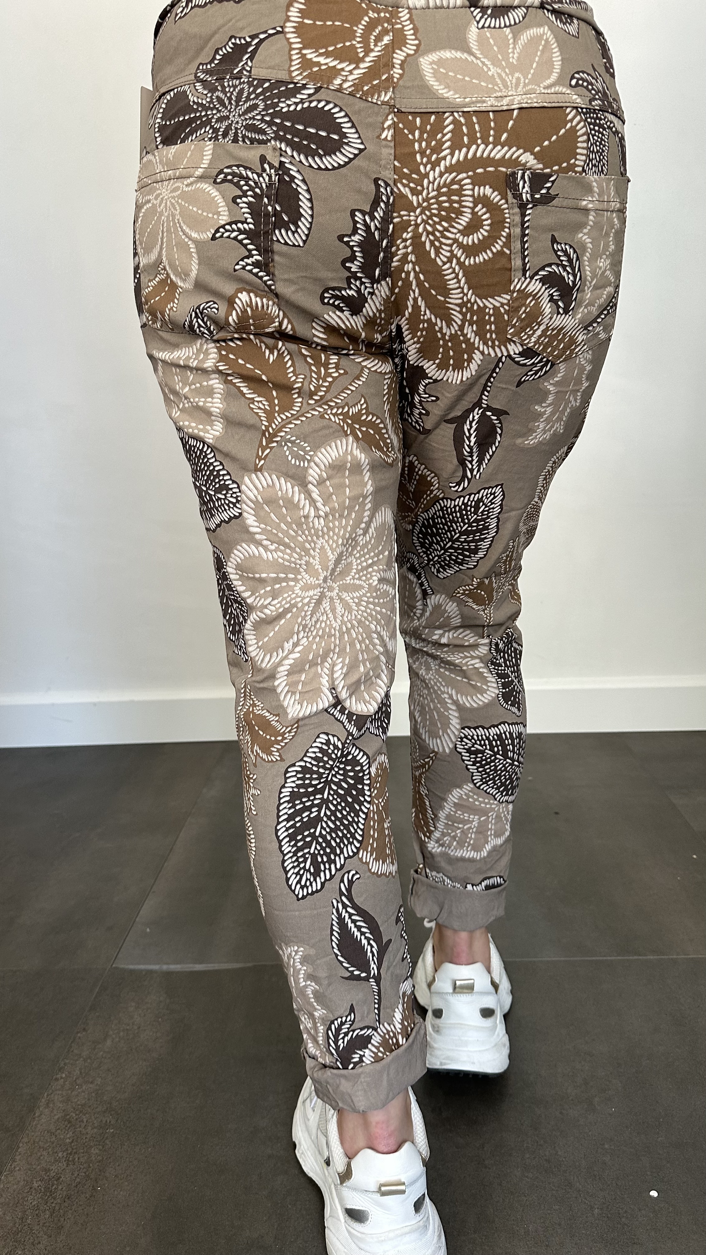Joggjeans Feline gebloemd taupe