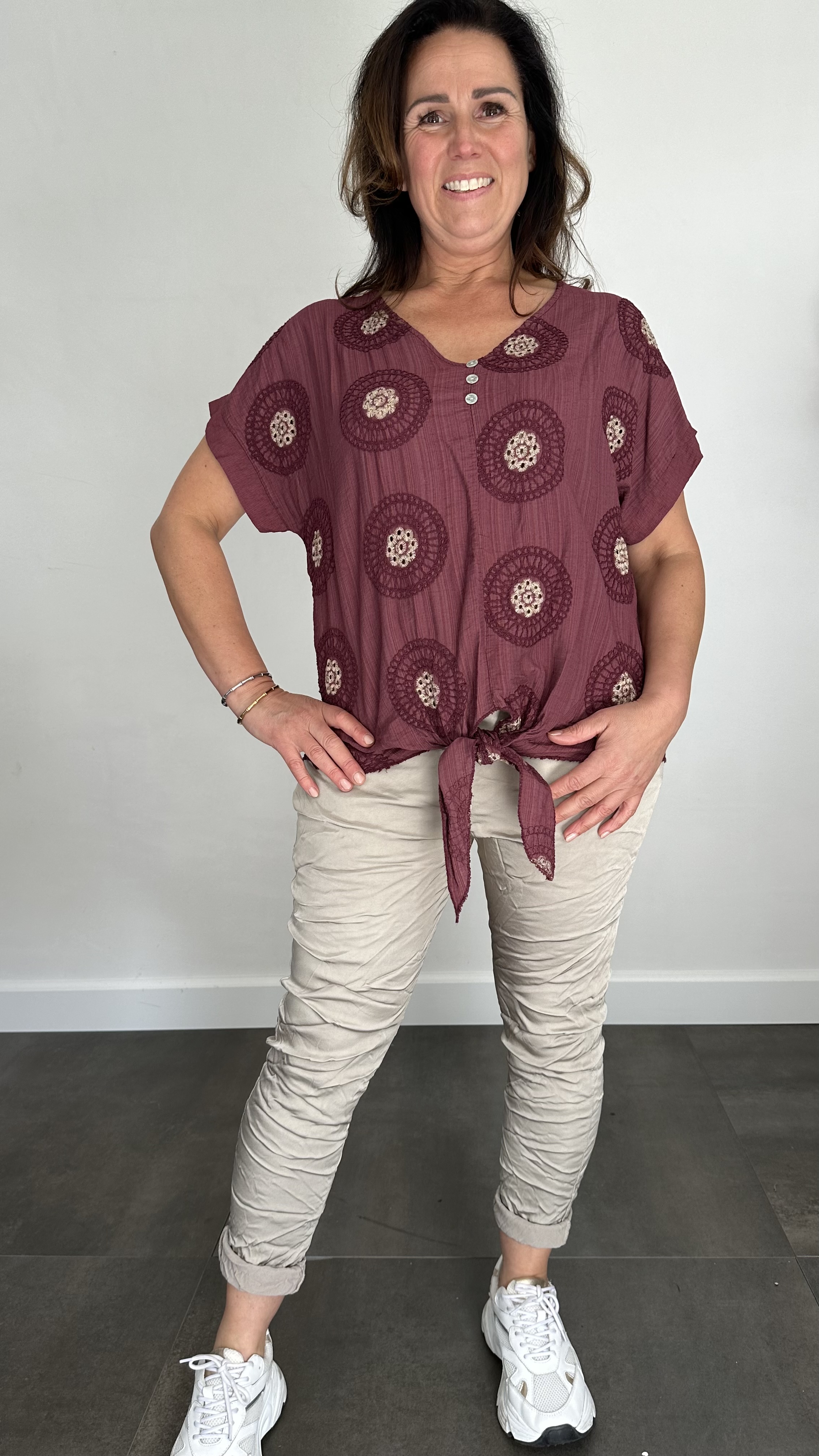 Top met knoop geborduurd aubergine