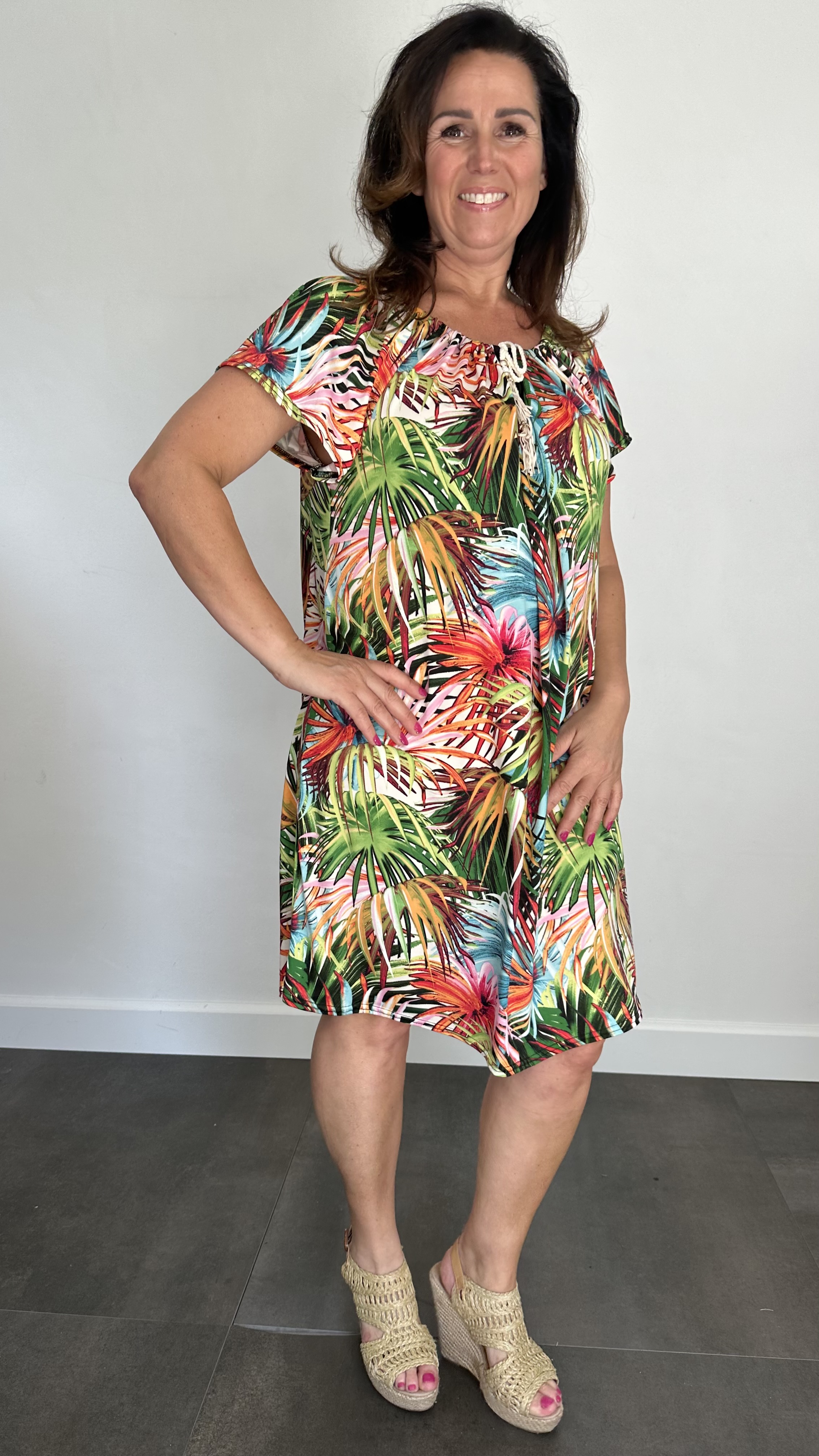 Jurk met koordje palm gekleurd