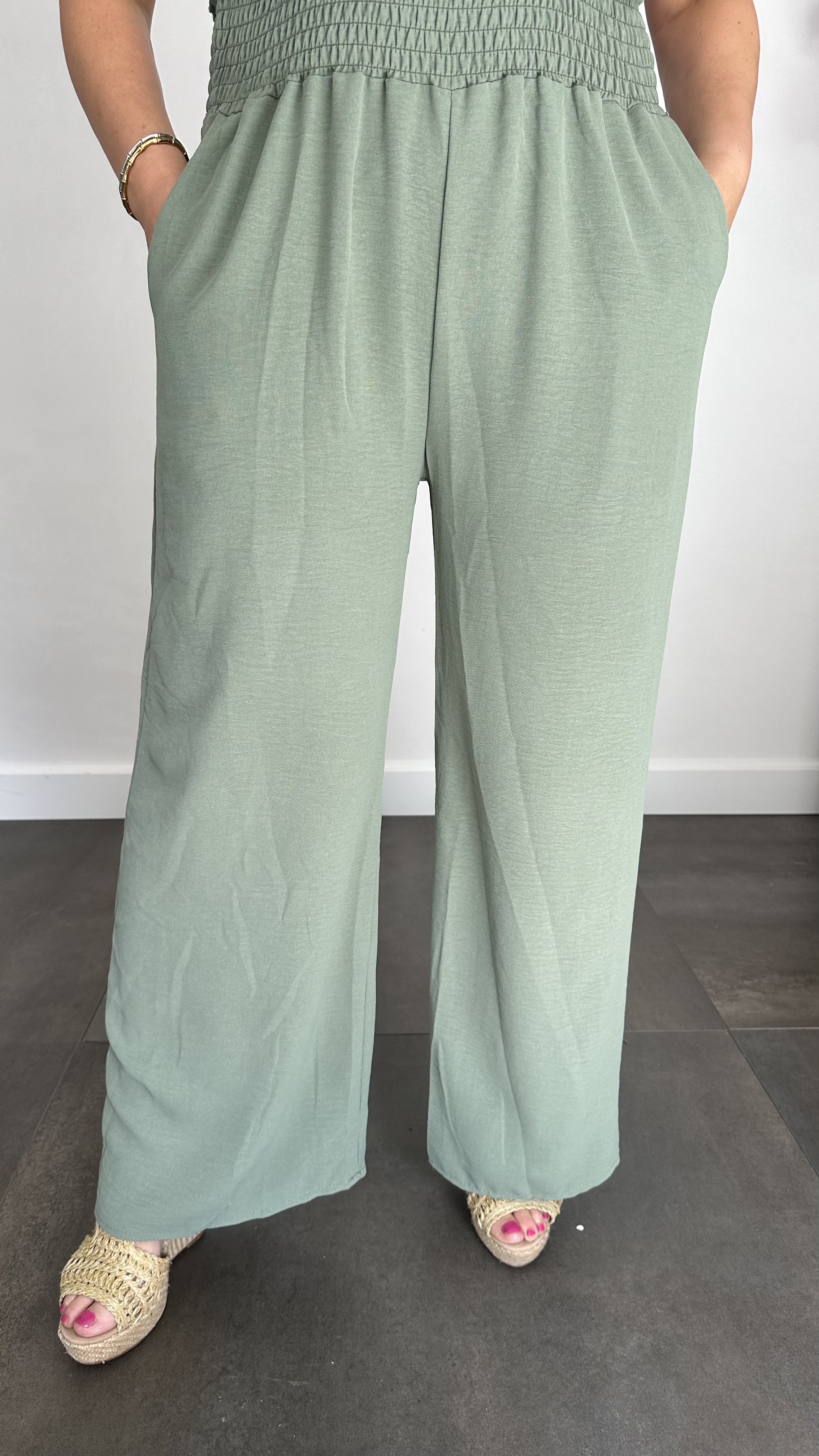 Crepe broek met gesmokte tailleband army