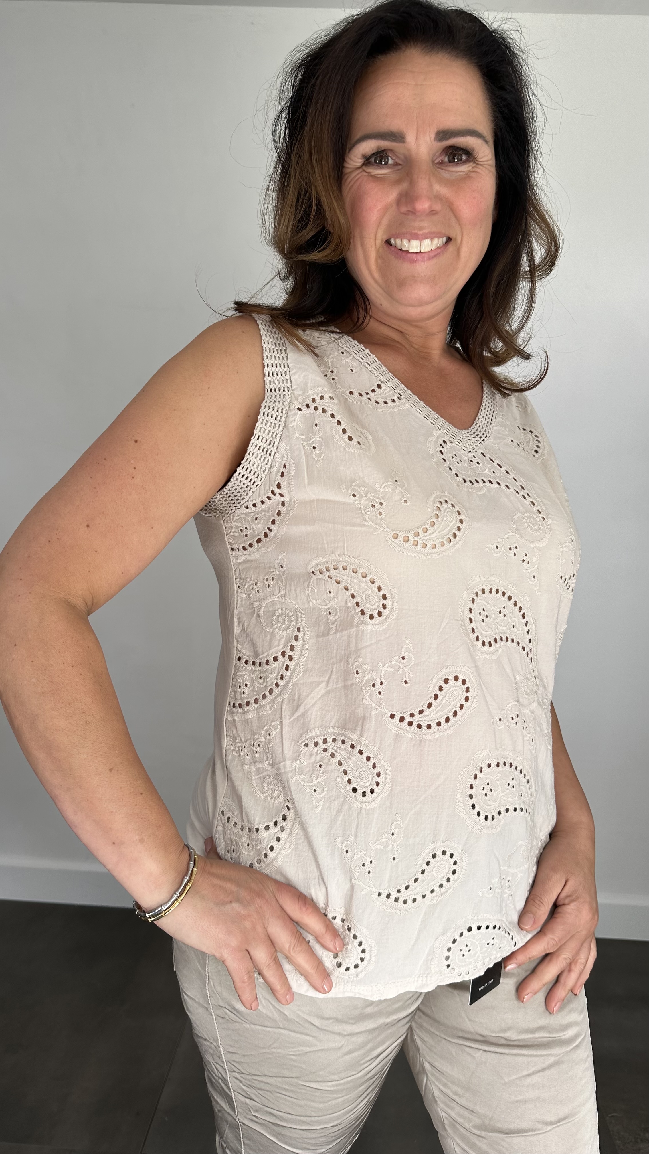 Mouwloze top broderie zand