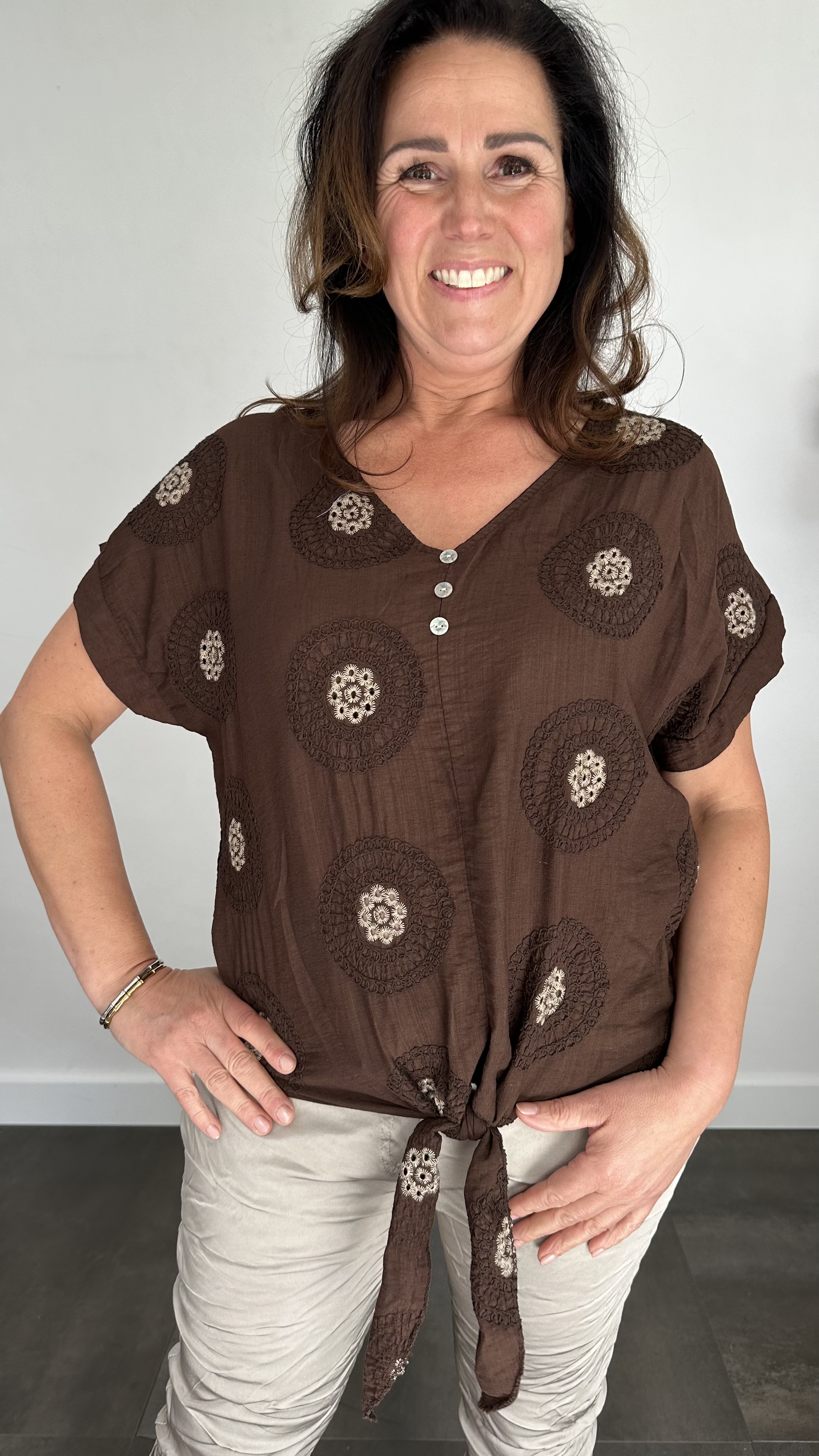 Top met knoop geborduurd bruin