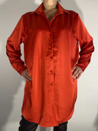 Lange satijnen blouse rood