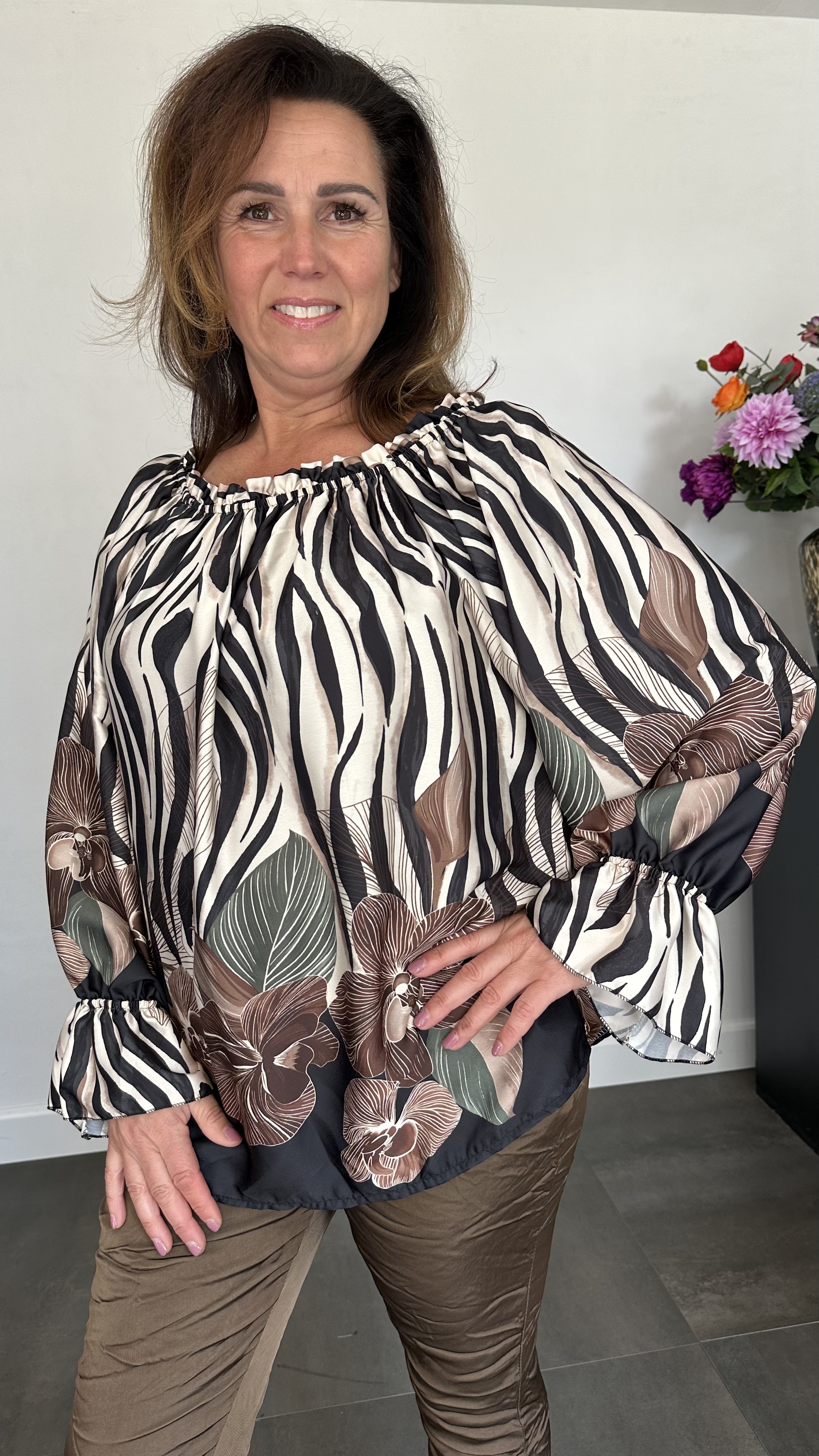 Satijnen blouse zebra/flowers zwart