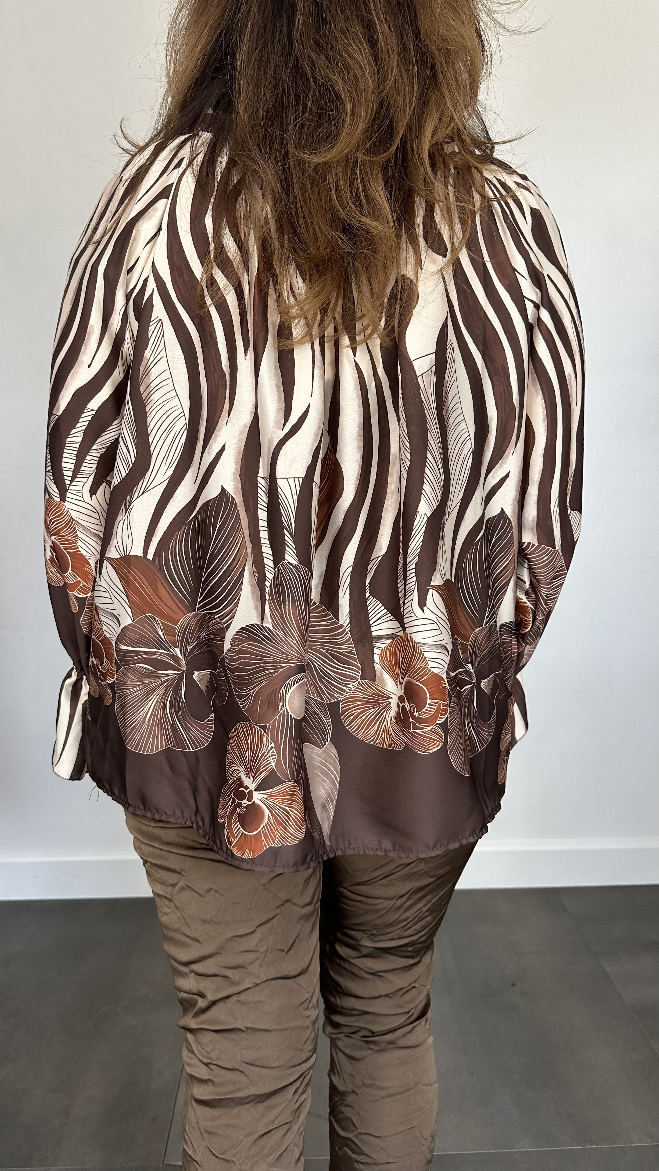 Satijnen blouse zebra/flowers bruin