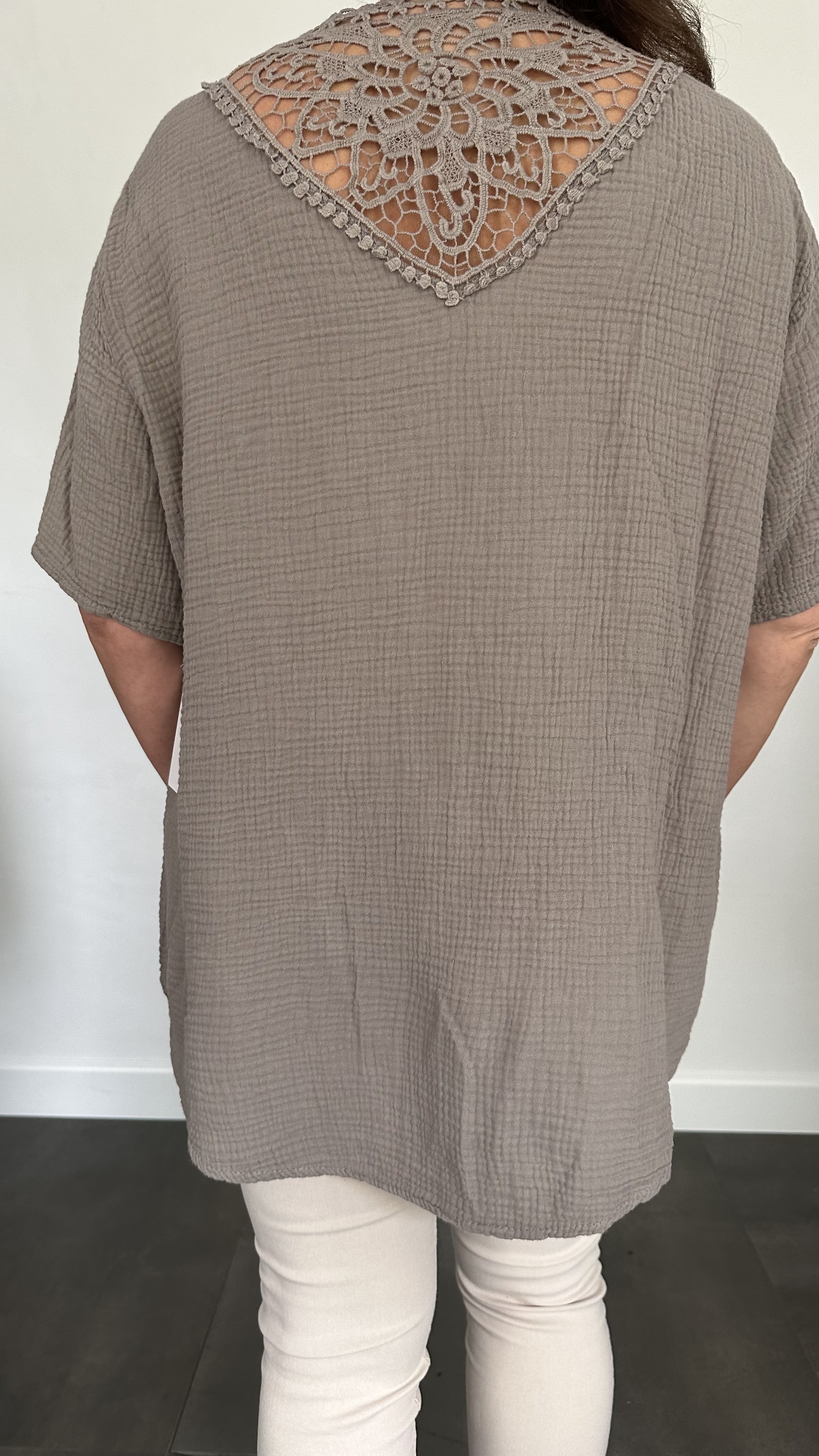 Shirt Vera met kant +SIZE taupe