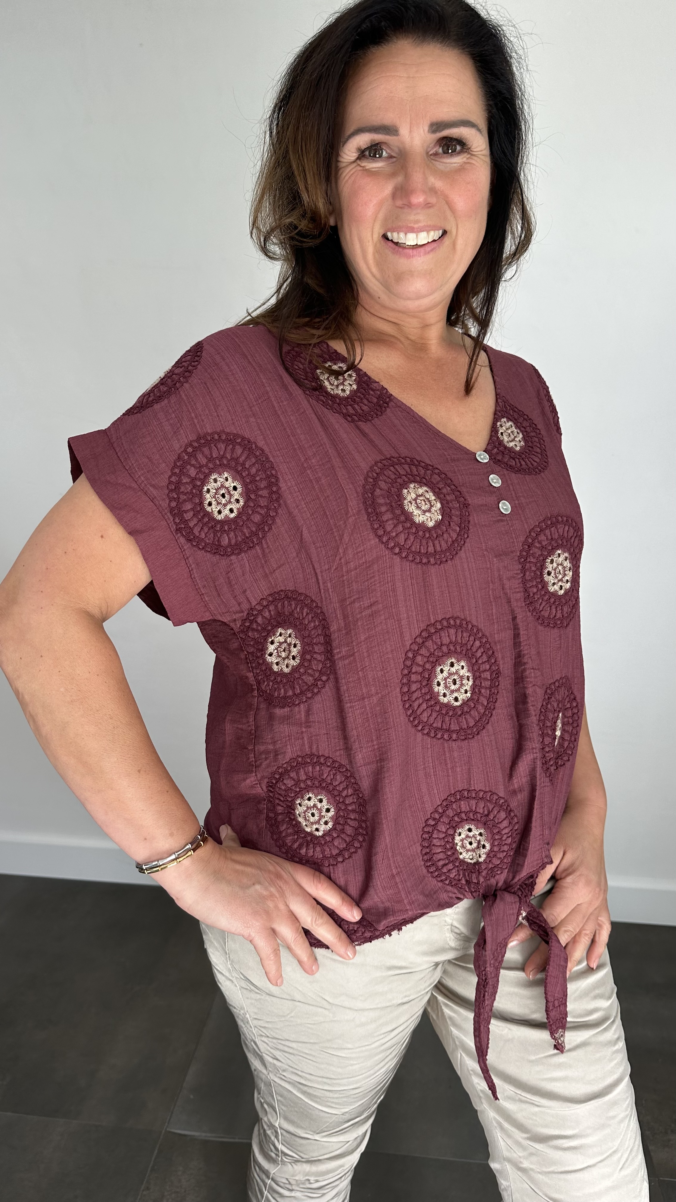 Top met knoop geborduurd aubergine