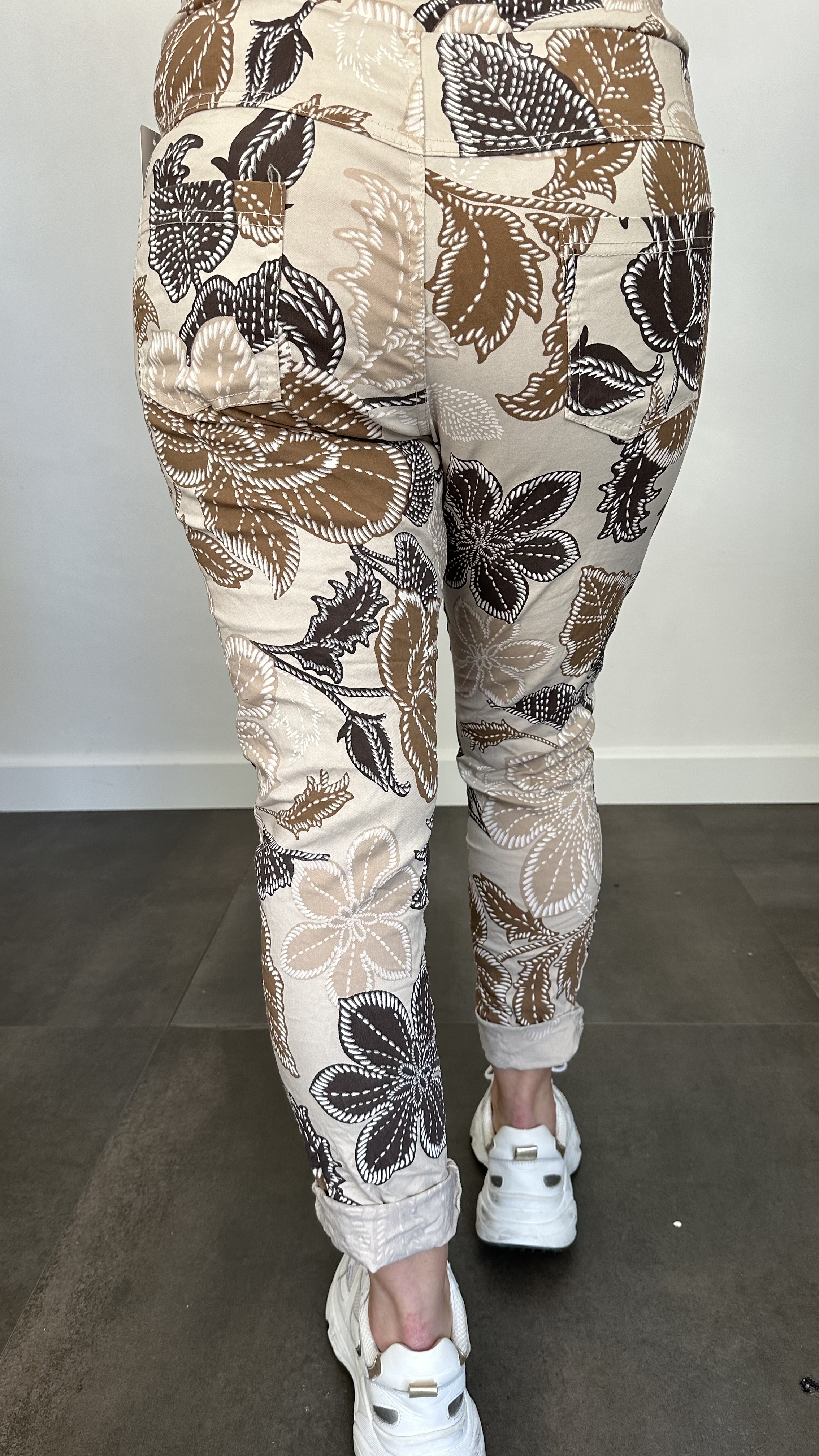 Joggjeans Feline gebloemd zand