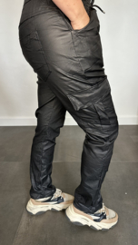 Cargo joggjeans leatherlook coating zwart
