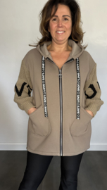 Vest met gebreide mouwen en capuchon "love" taupe