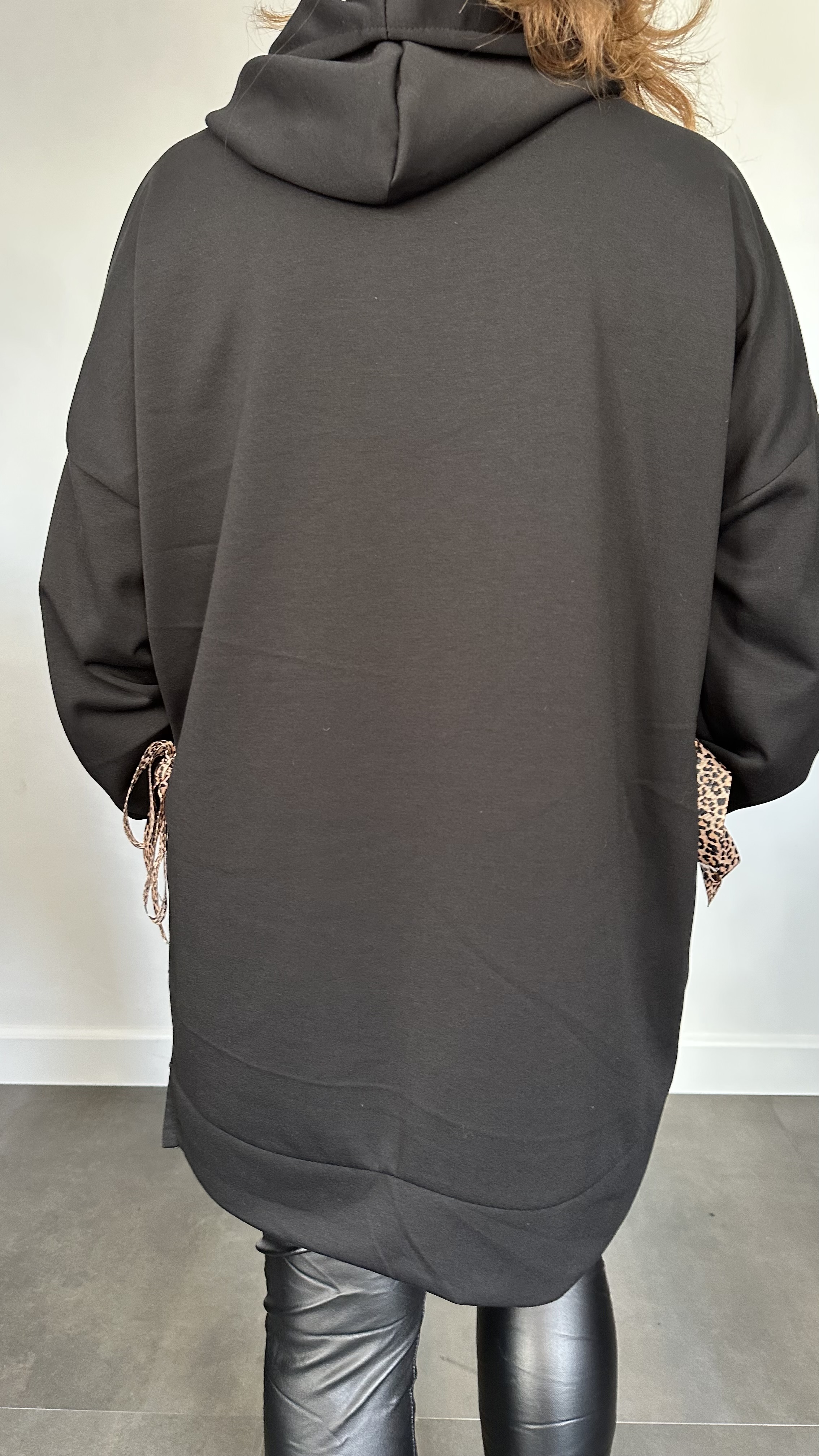 Sweater met capuchon en panter strikken zwart