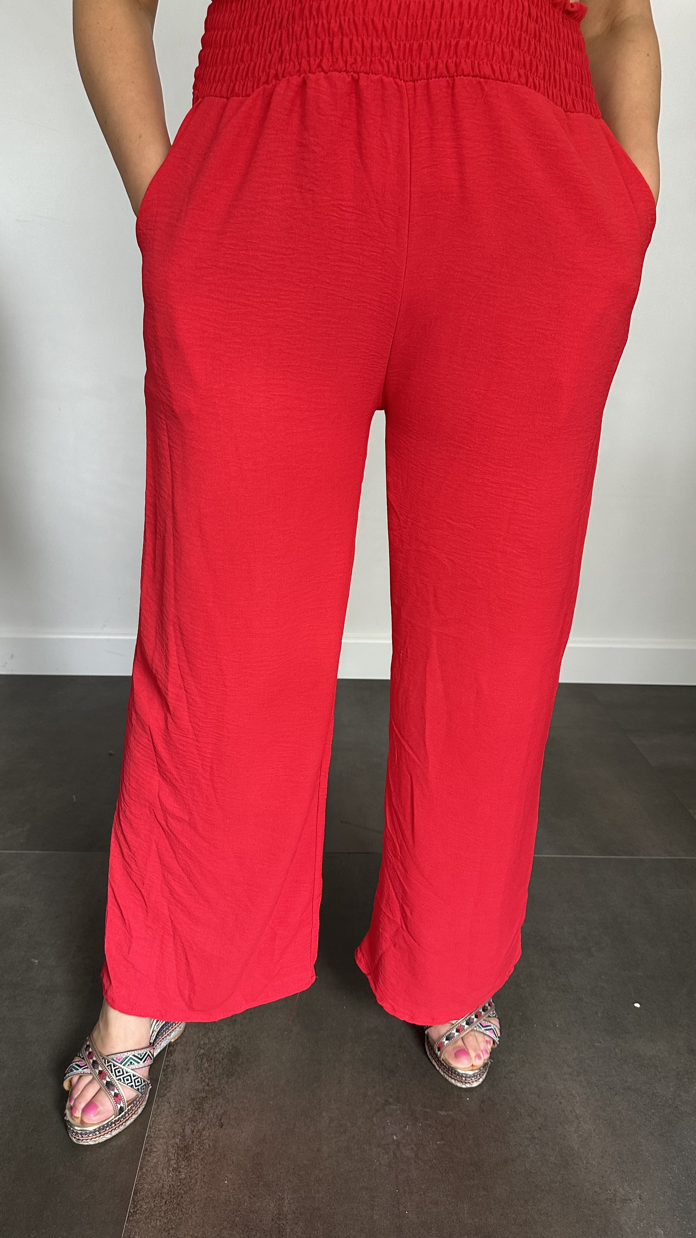 Crepe broek met gesmokte tailleband rood