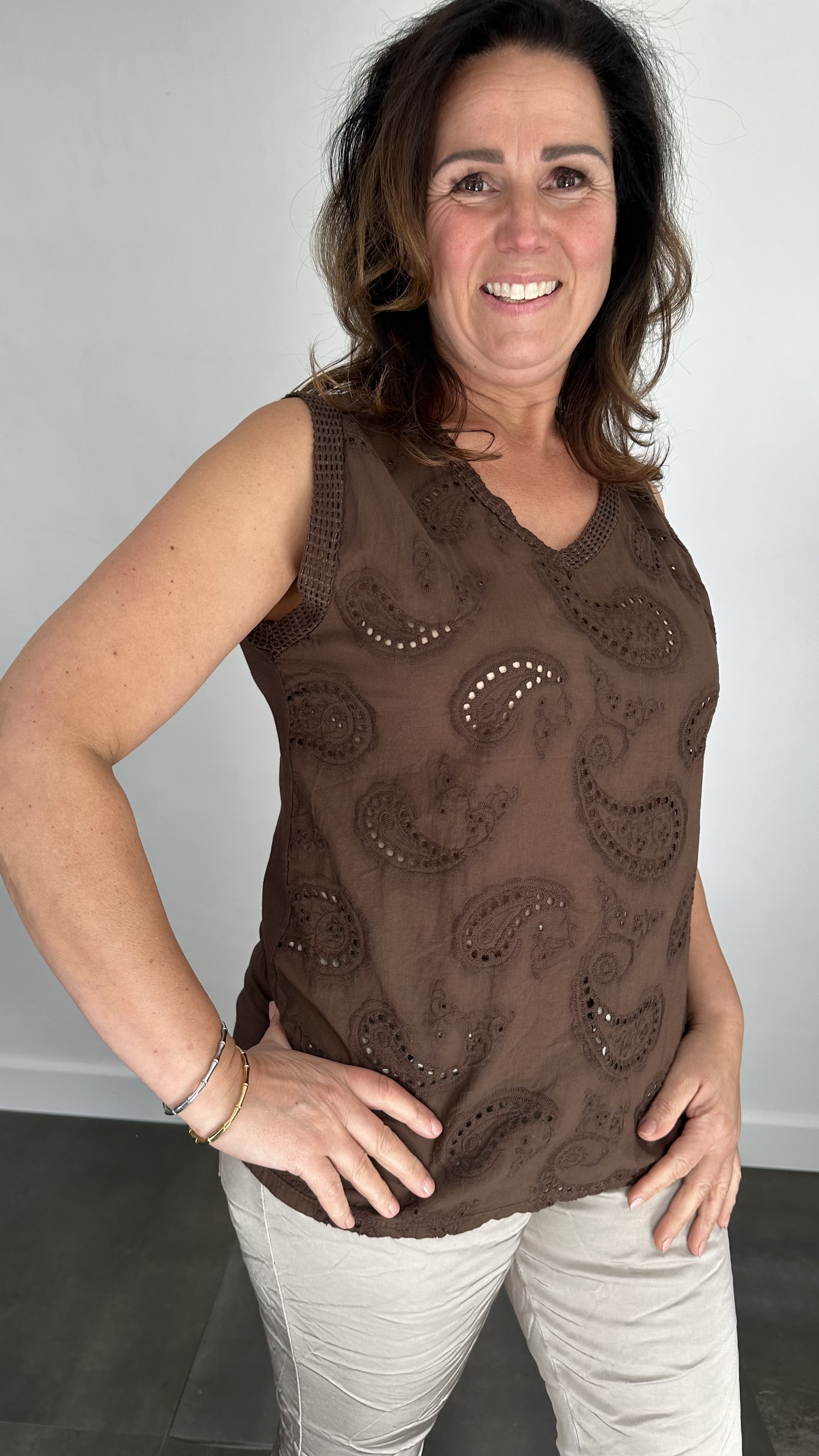 Mouwloze top broderie bruin