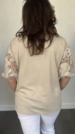 Shirt goldy met kanten pofmouw zand