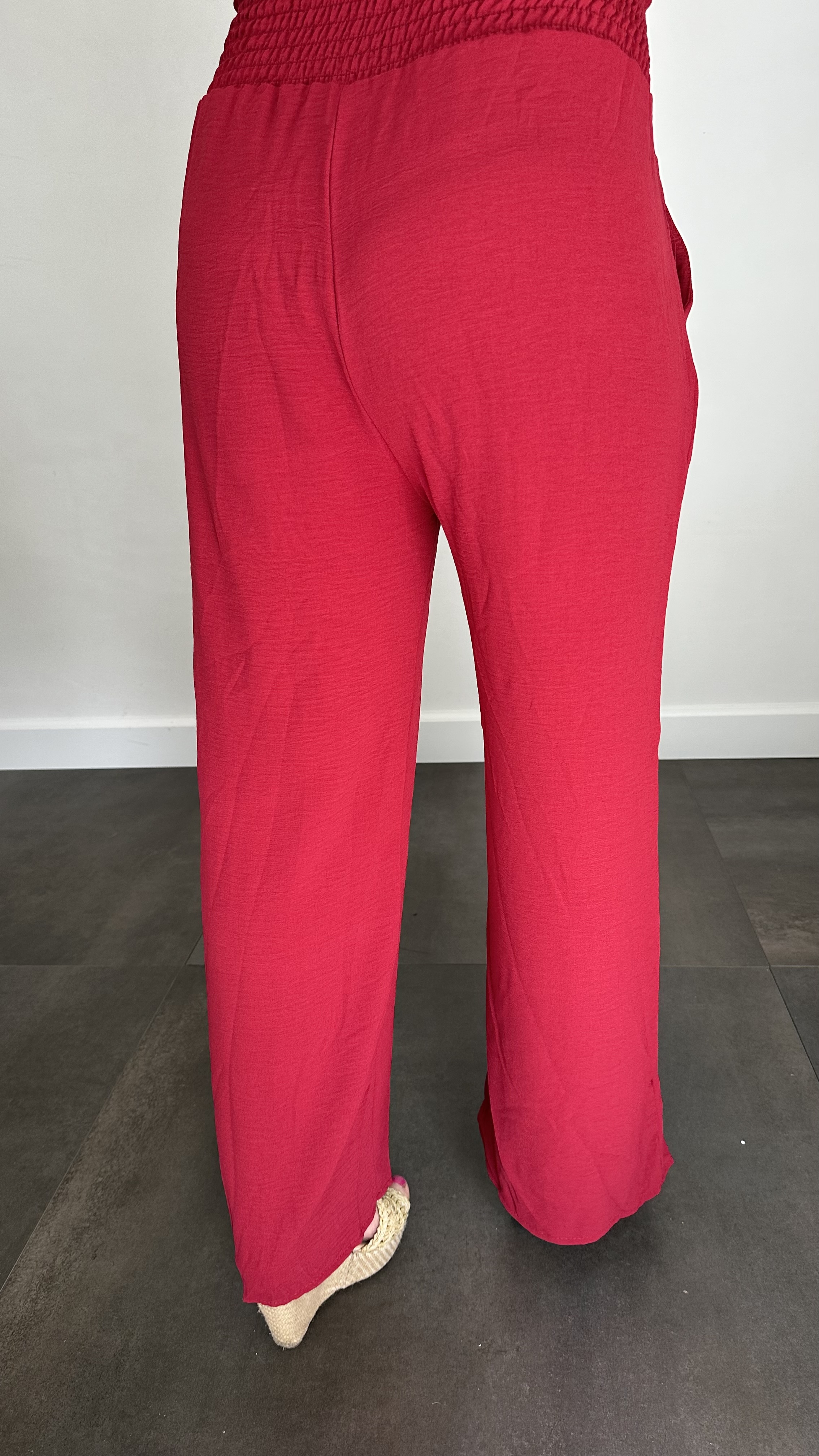 Crepe broek met gesmokte tailleband bordeaux