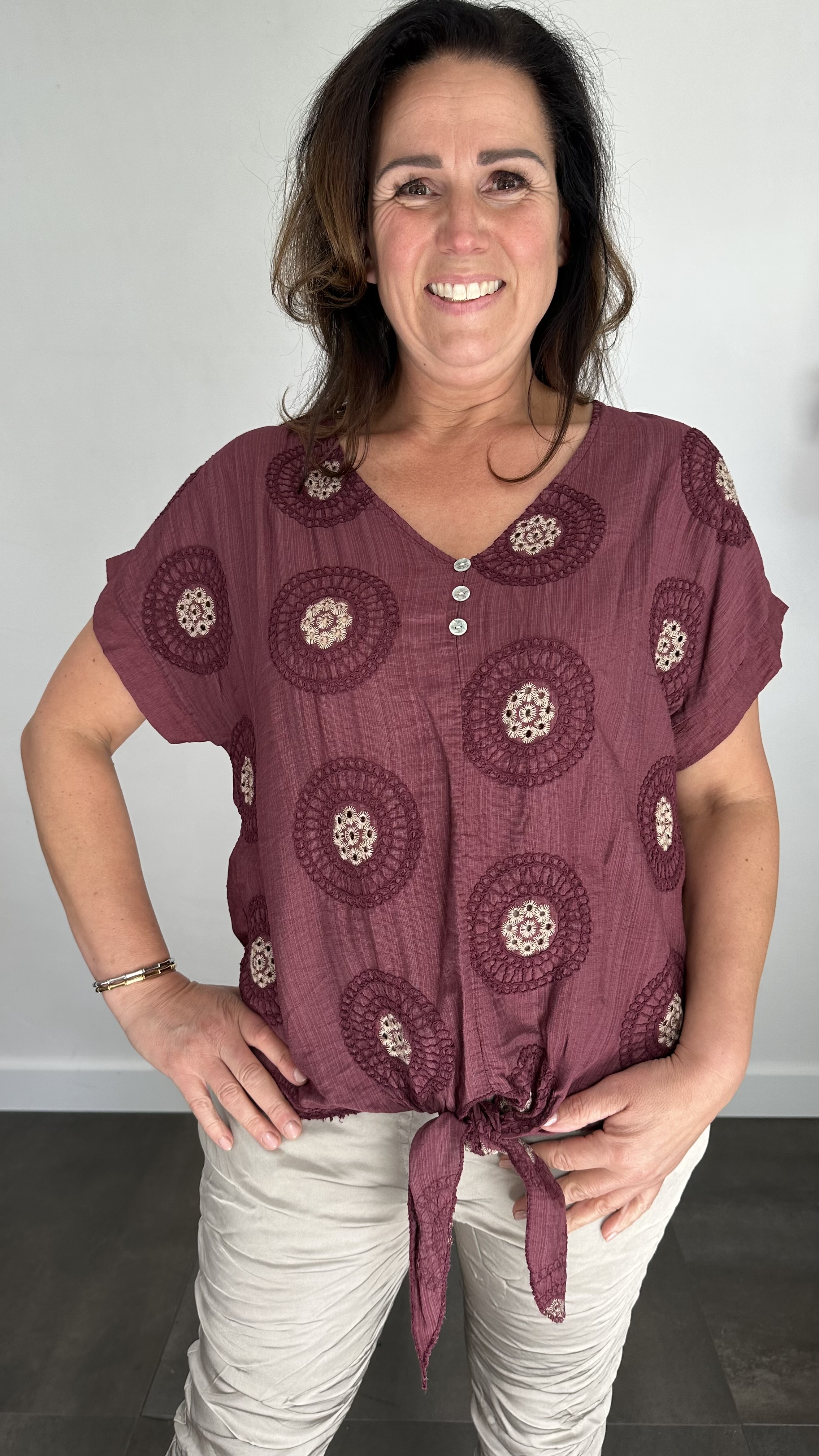Top met knoop geborduurd aubergine