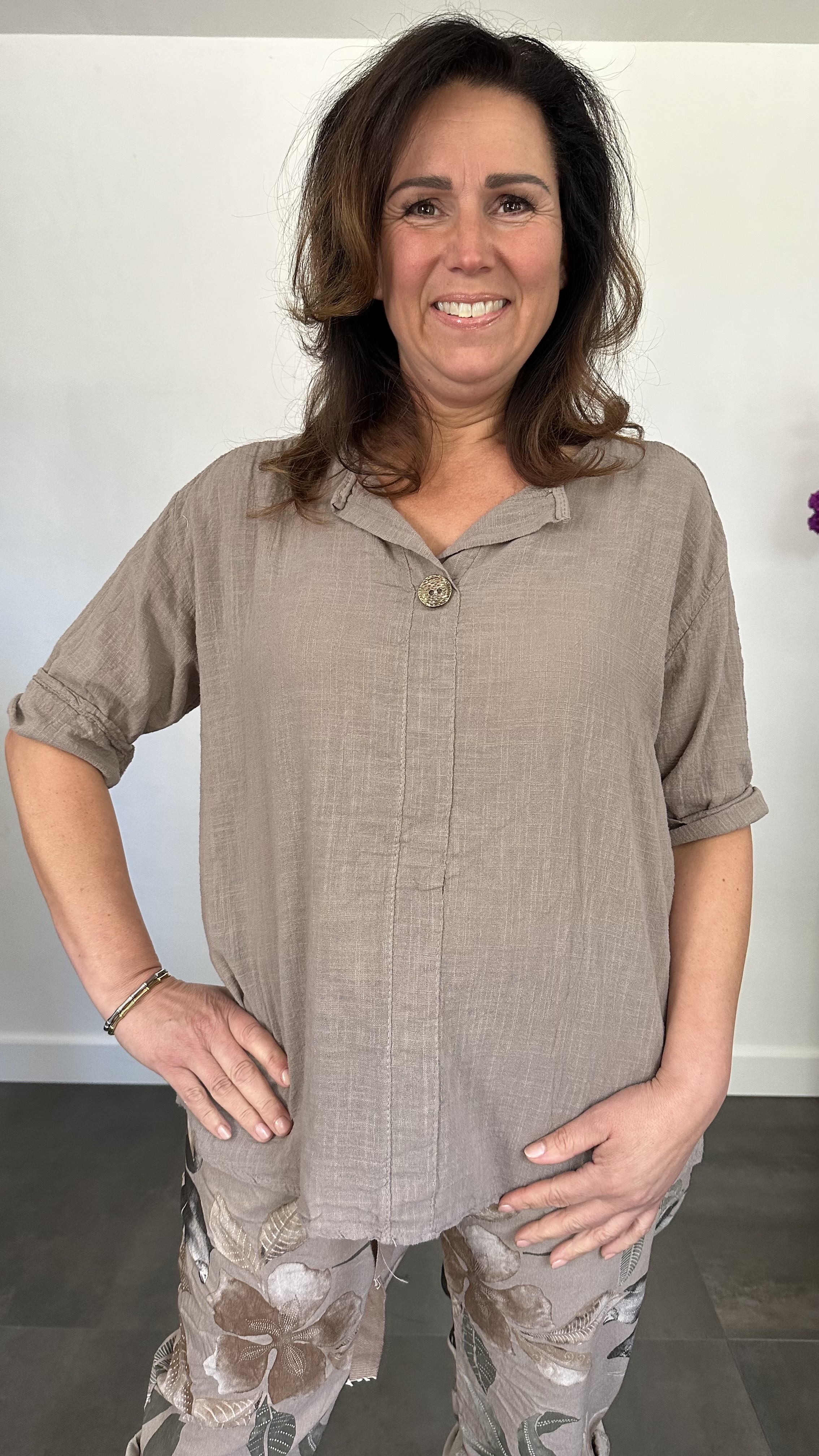 Linnenlook blouse met knoop taupe