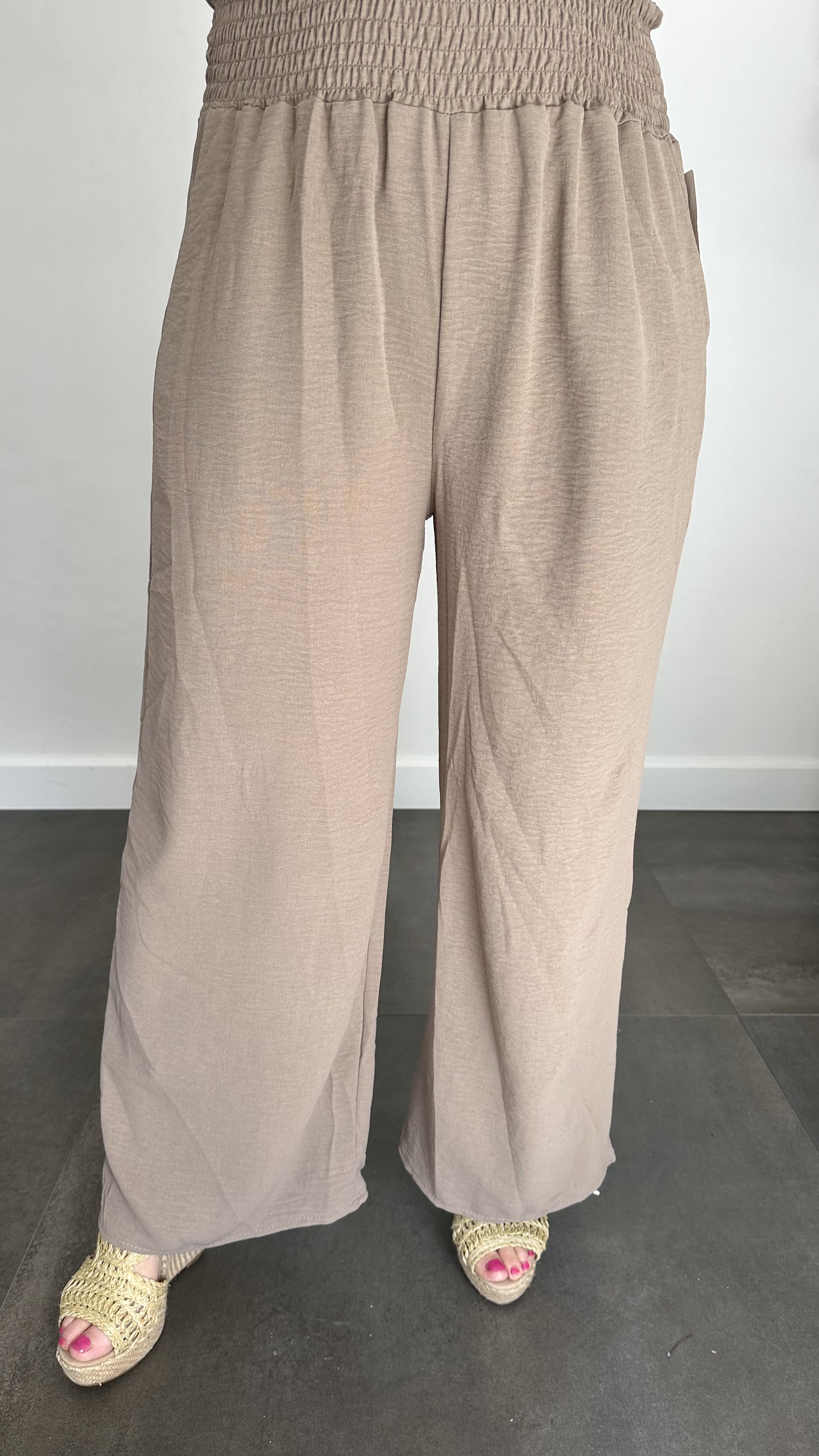 Crepe broek met gesmokte tailleband taupe