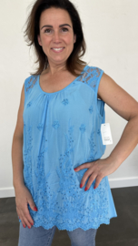 Top met kant en broderie turquoise