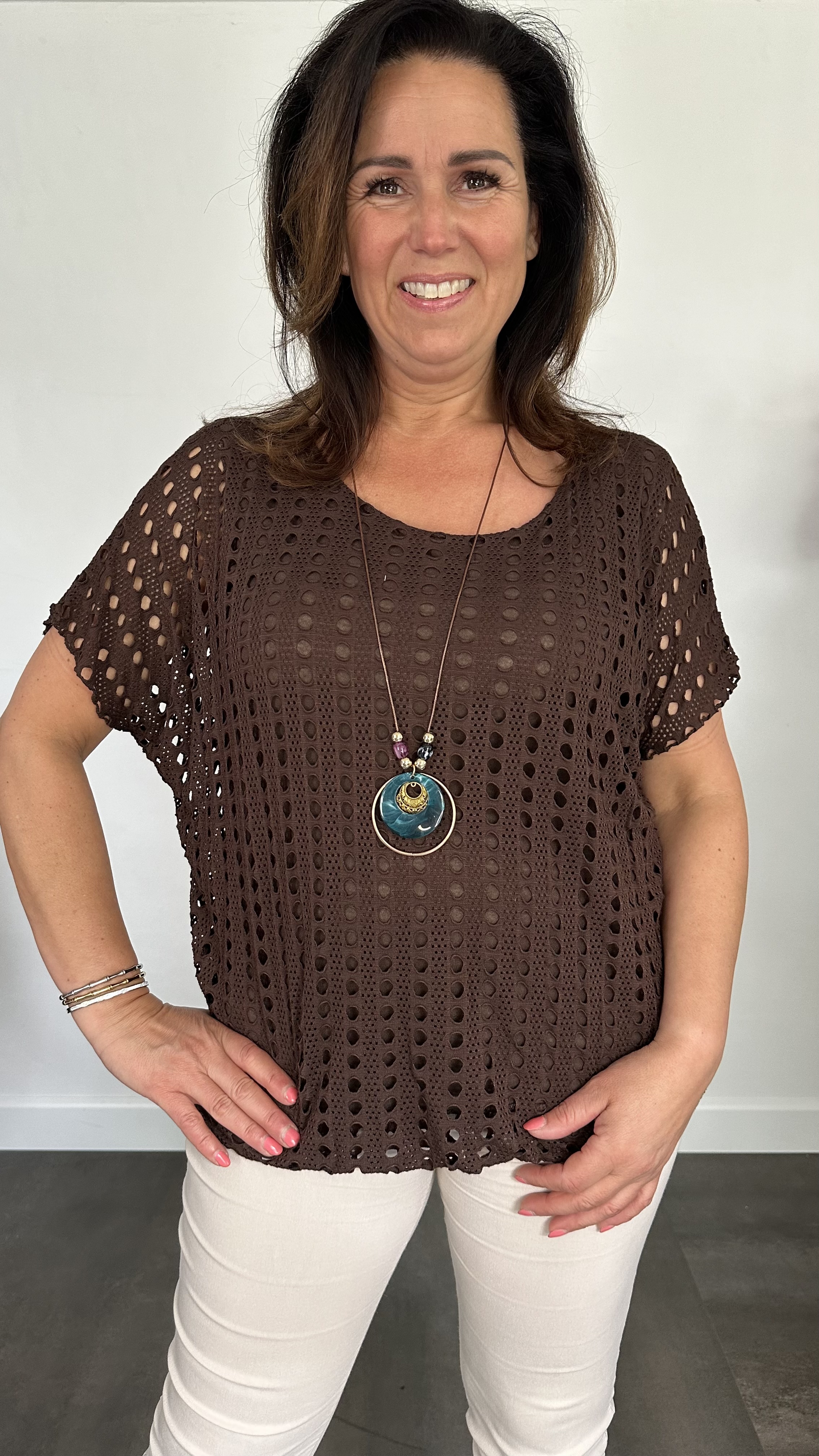 Shirt Lara met ketting donker bruin