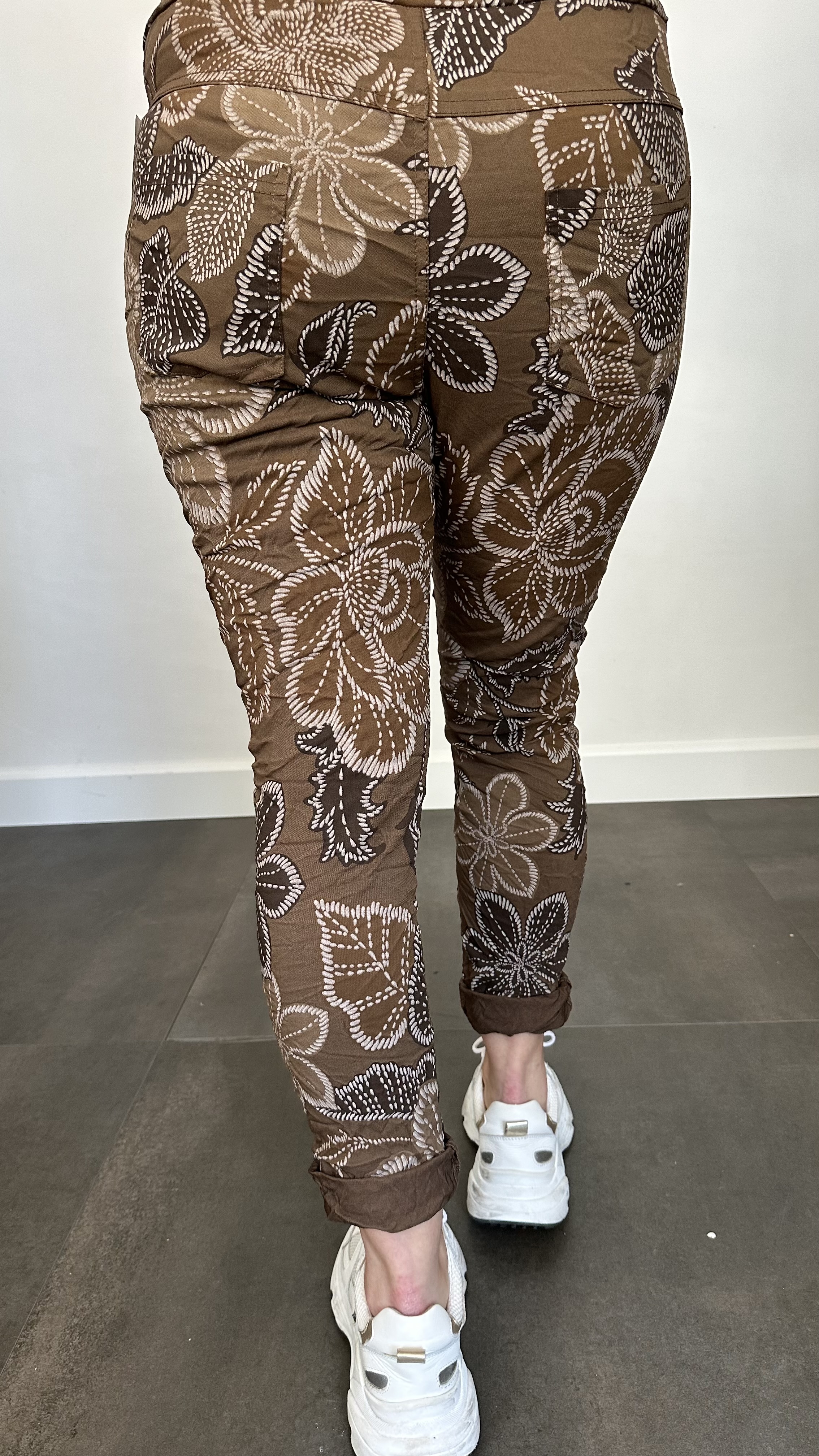 Joggjeans Feline gebloemd donker bruin