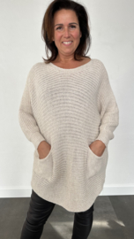 Grof gebreide trui met zakjes beige