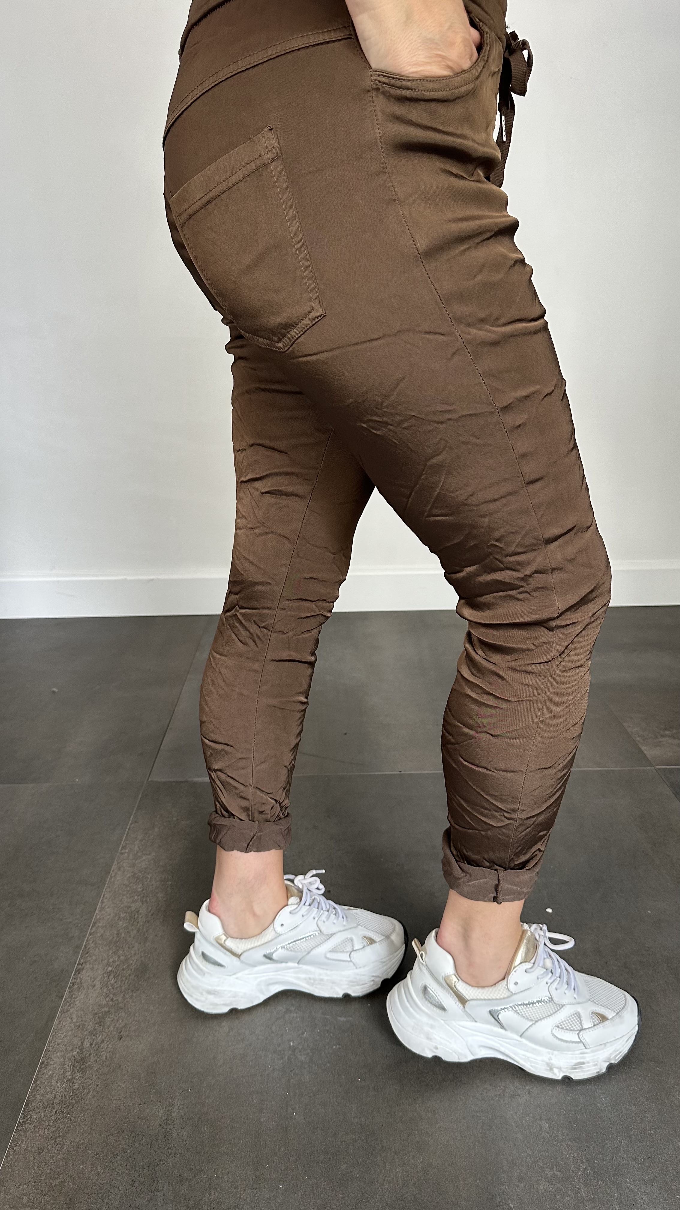 Joggjeans met glans donker bruin