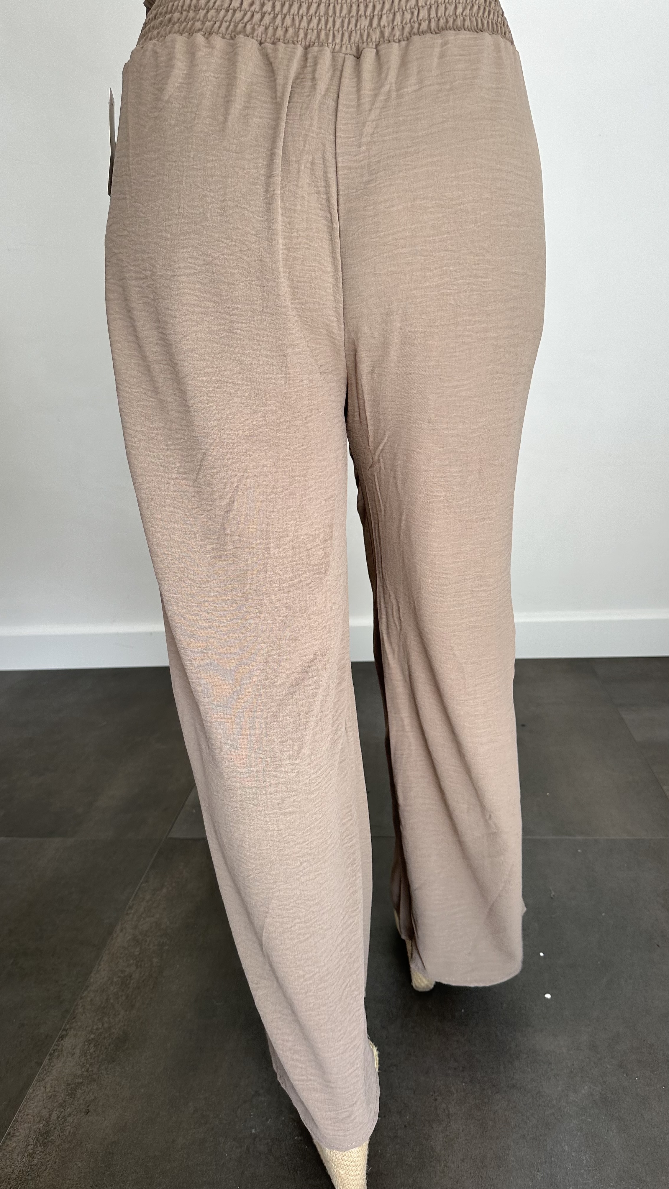 Crepe broek met gesmokte tailleband taupe