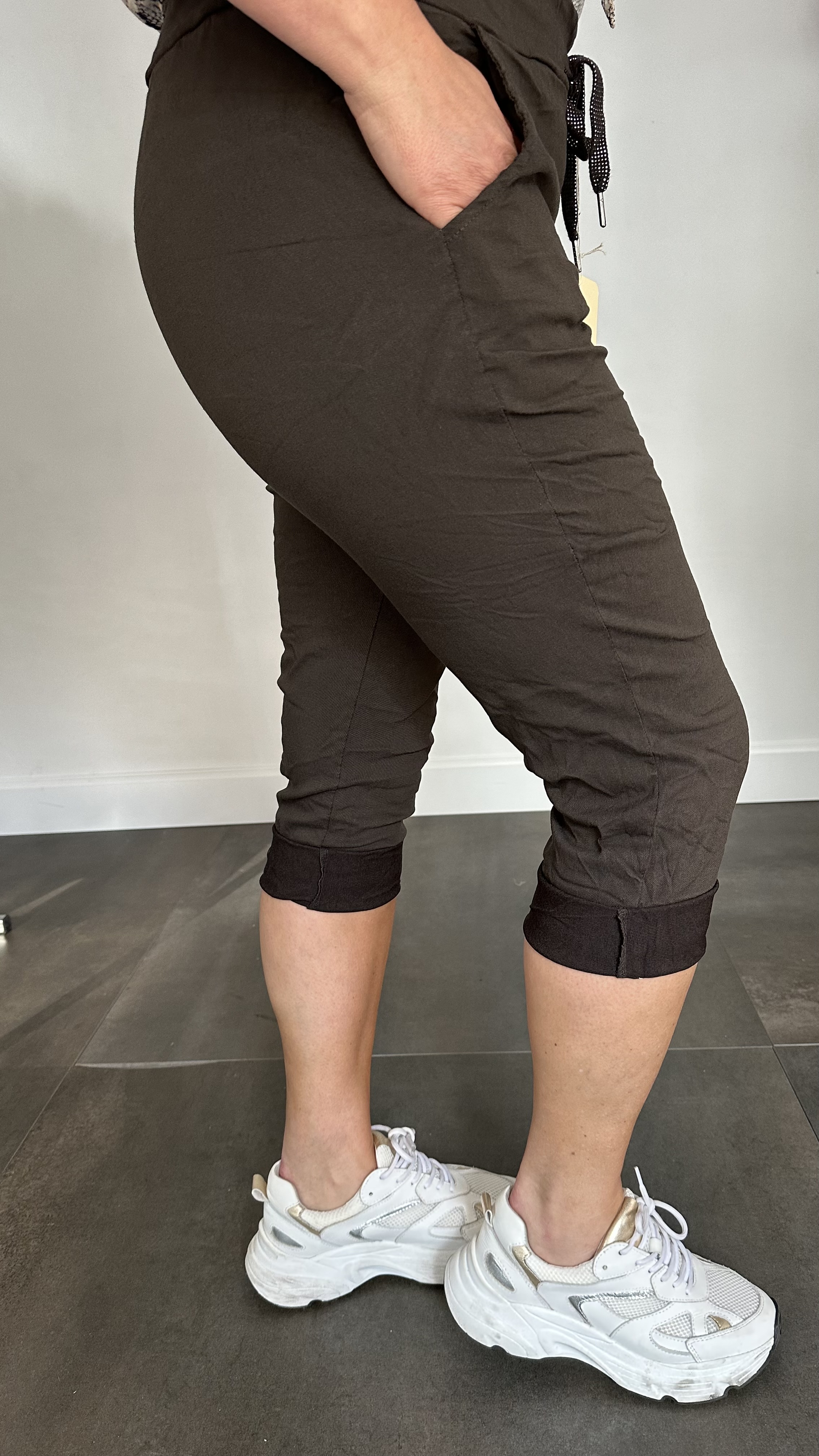 Comfy CAPRI joggjeans donker bruin +SIZE
