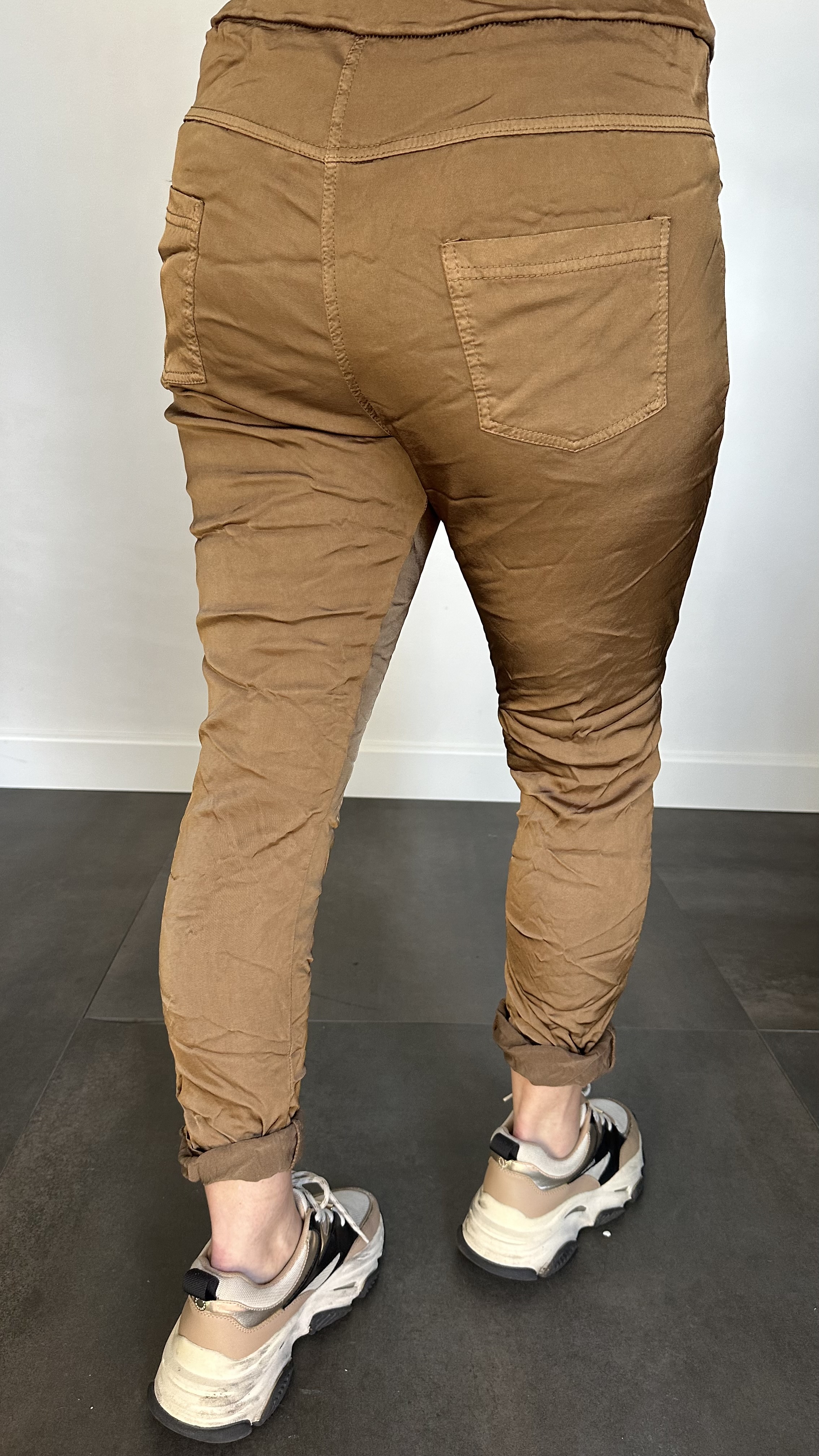 Joggjeans met glans cognac