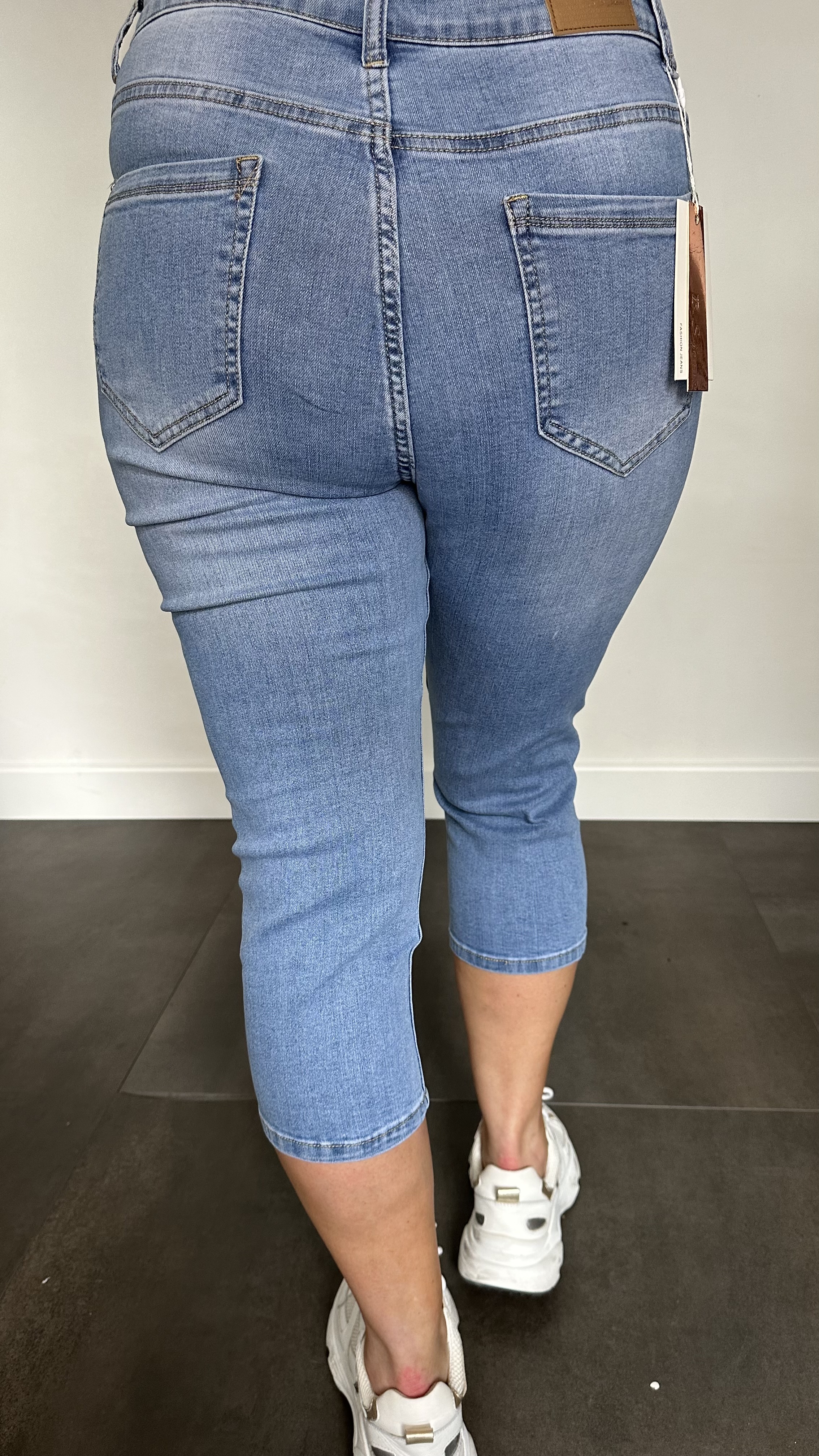 Capri stretch jeans met knopen langs de zak