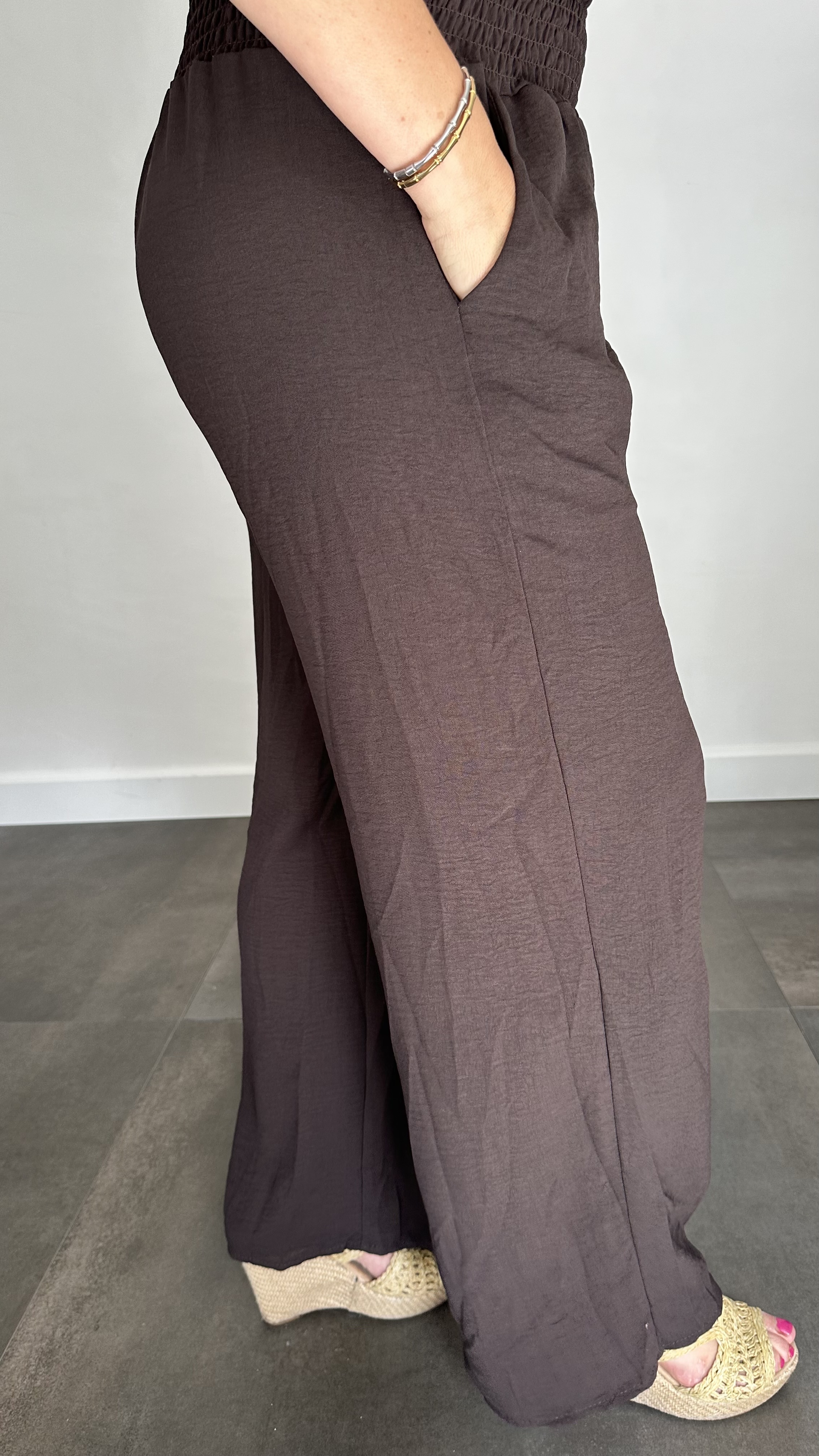 Crepe broek met gesmokte tailleband donker bruin